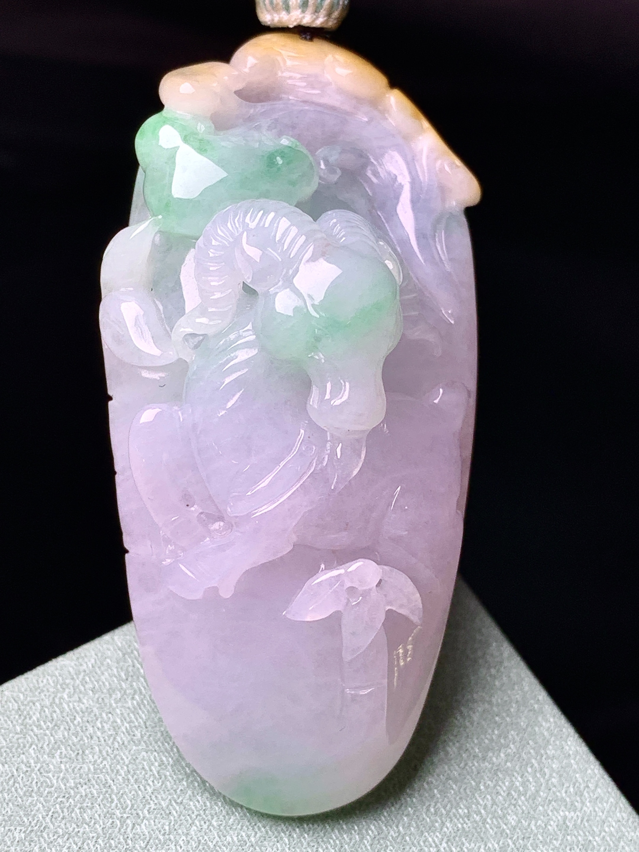 淡春彩羊牌吊坠 玉质细腻 色泽艳丽清新 整体尺寸53*25.6*18.8 A5
