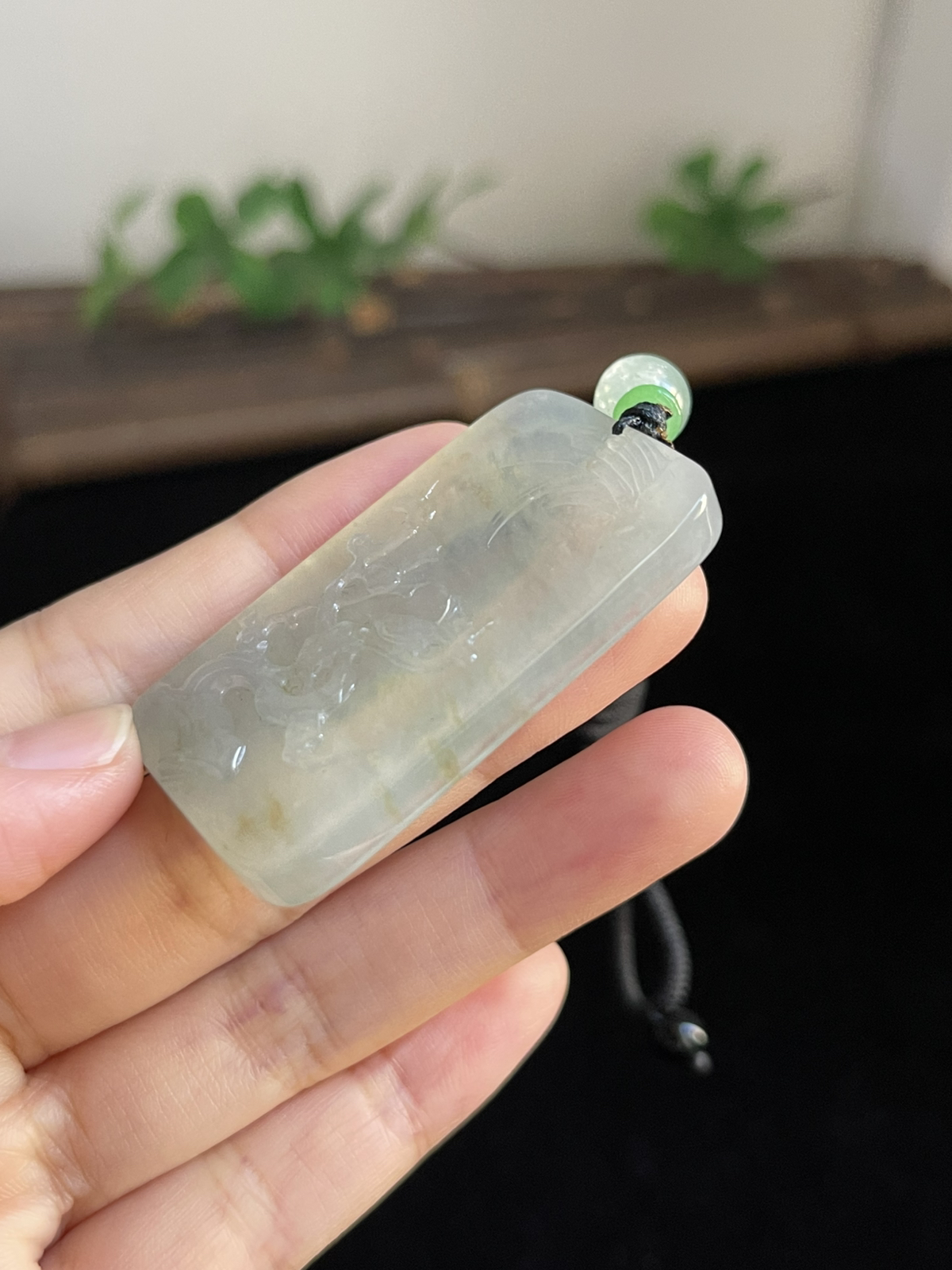 翡翠冰糯种淡黄色吊坠，配珠未测