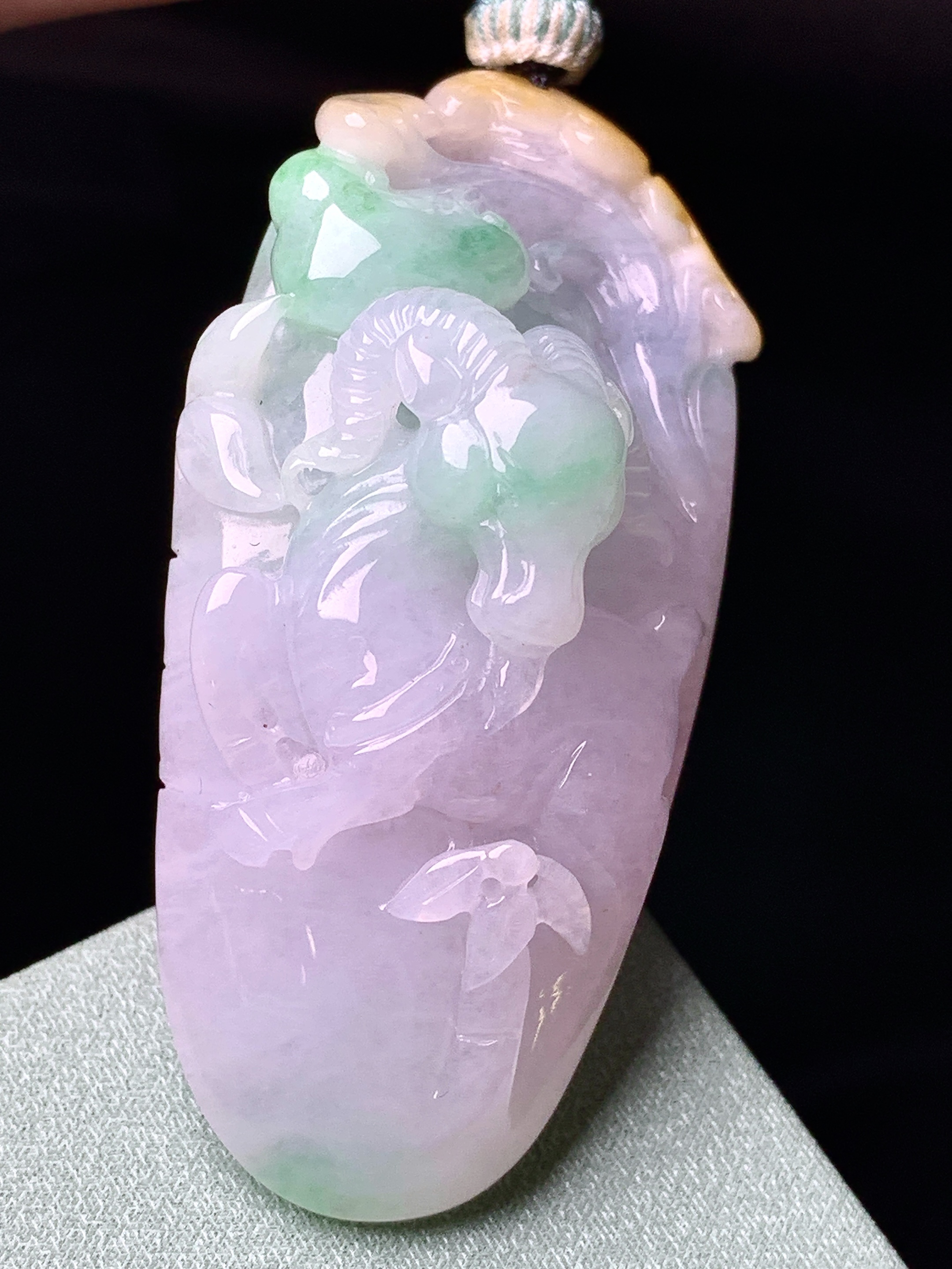 淡春彩羊牌吊坠 玉质细腻 色泽艳丽清新 整体尺寸53*25.6*18.8 A5