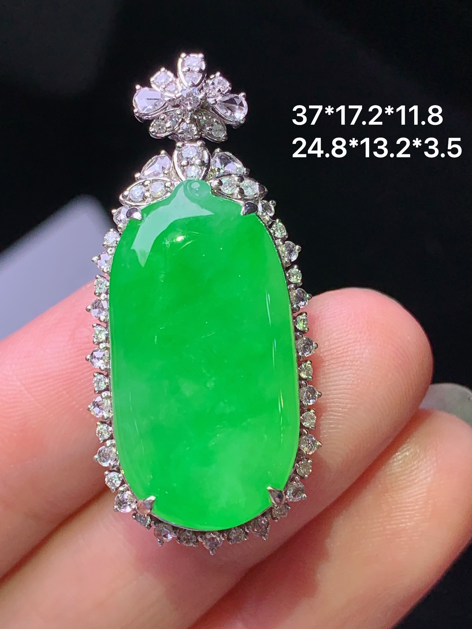 18k金钻镶嵌冰阳绿福瓜吊坠 玉质细腻 色泽艳丽清新 整体尺寸37*17.2*11.8 j2