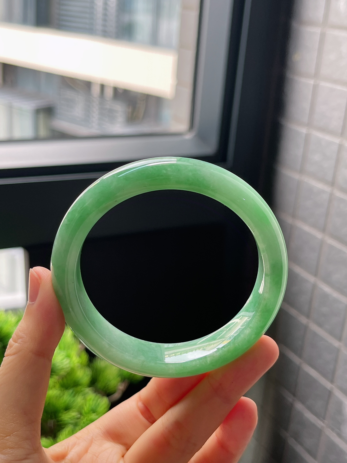 圈口57.5，糯化种满绿飘花翡翠正圈手镯