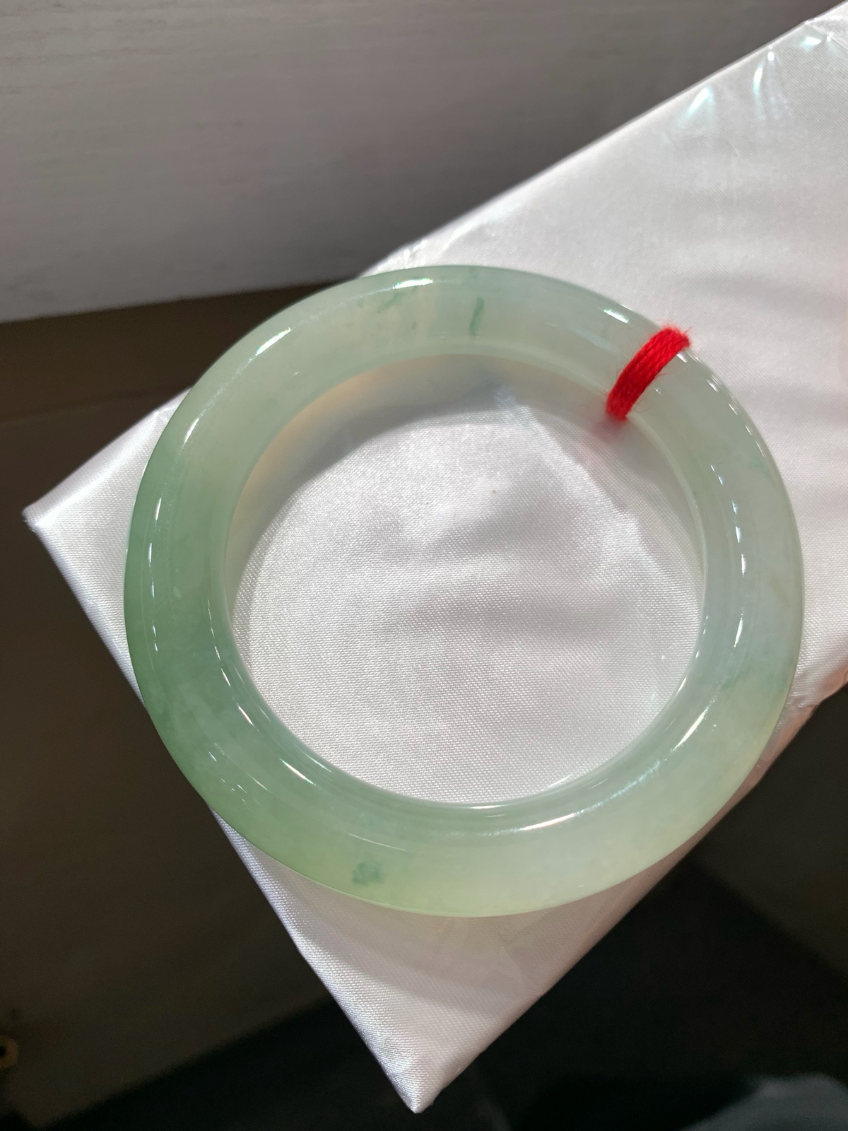 尺寸55.9/10.9/11.1，冰飘花圆条手镯
水润细腻 清新甜美