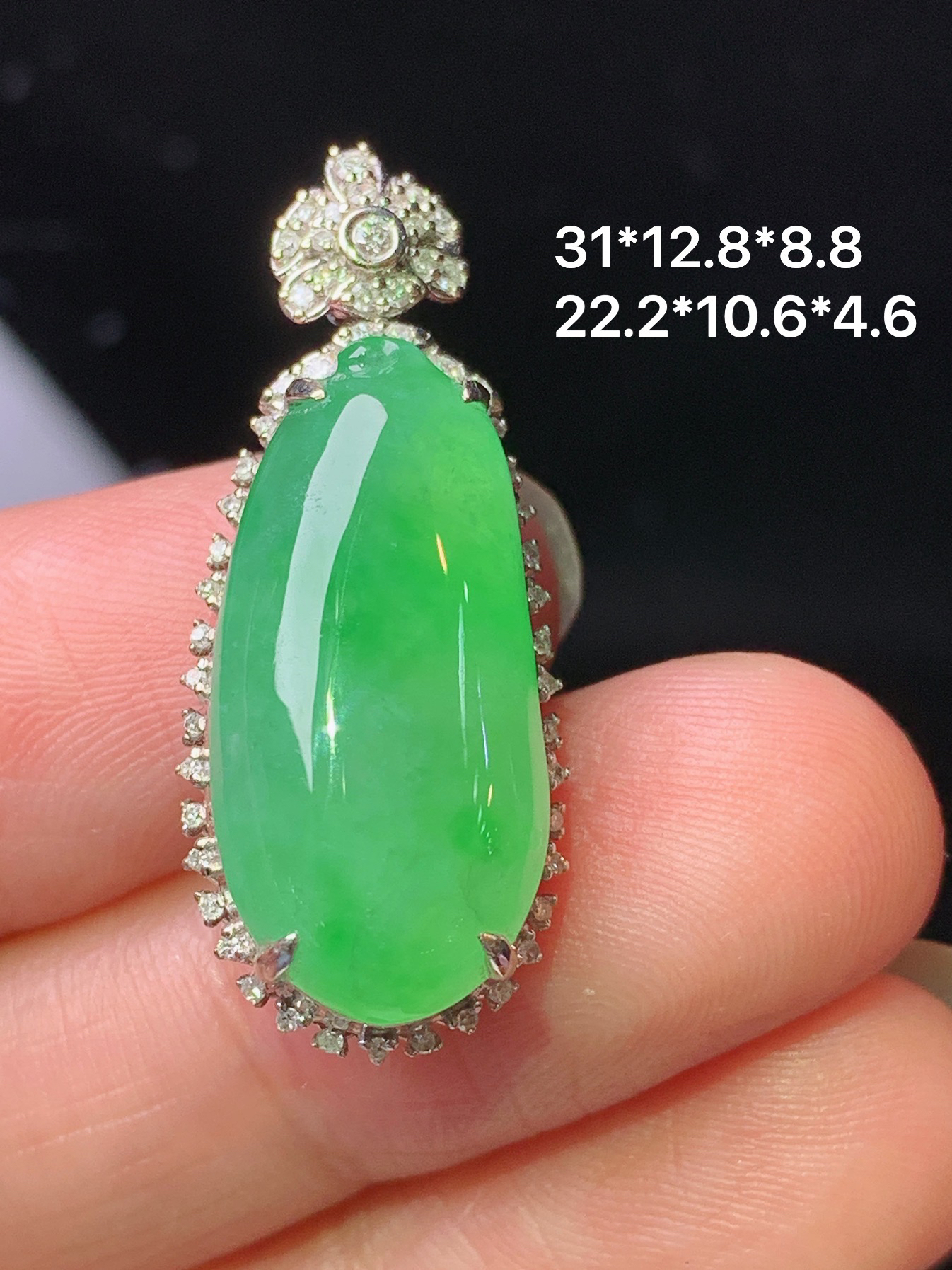 18k金钻镶嵌冰阳绿福瓜吊坠 玉质细腻 色泽艳丽清新 整体尺寸31*12.8*8.8 j2