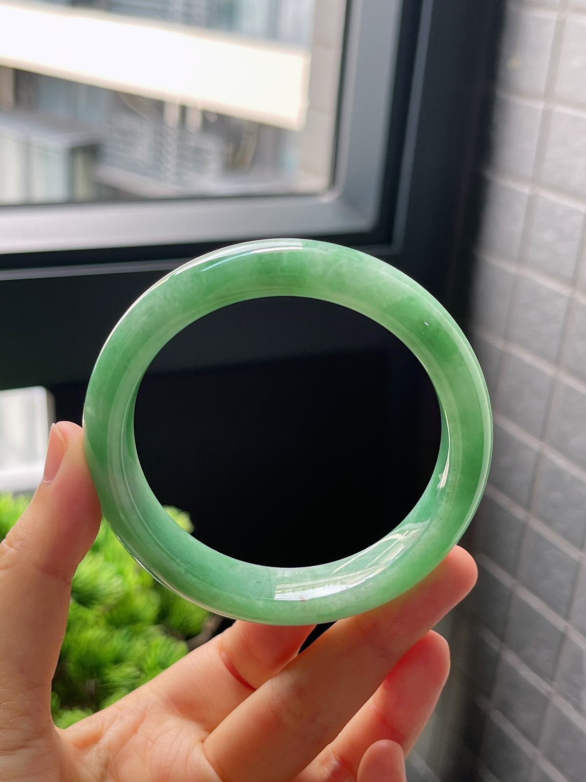 圈口57.5，糯化种满绿飘花翡翠正圈手镯