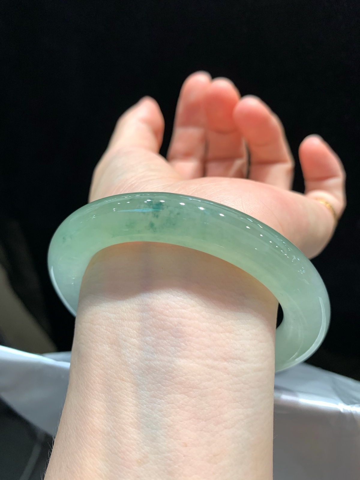 尺寸55.9/10.9/11.1，冰飘花圆条手镯
水润细腻 清新甜美