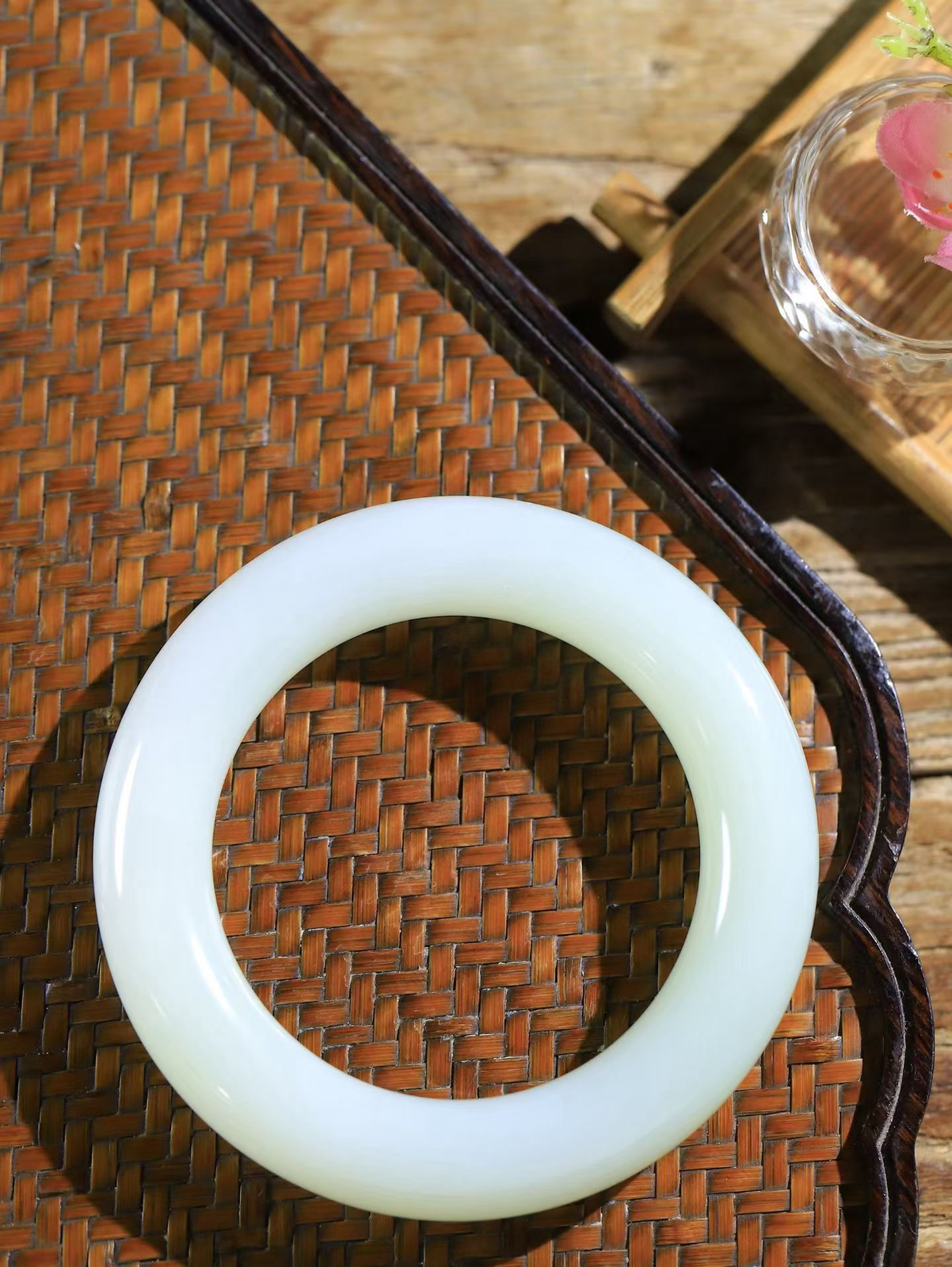 【花样年华·手镯】

精品️和田玉圆条手镯，质地油润细腻，色泽高贵典雅，镯型古朴典雅。在诗情画意的雨巷相遇，你是我腕间的一抹风情，有你眸有深情，清风荡漾湖间静水，我愿俯身低眉，在烟波涟漪处，寻你深情倩影。内径57mm尺寸14.5-13.8mm 重106.73克fDy-78602941