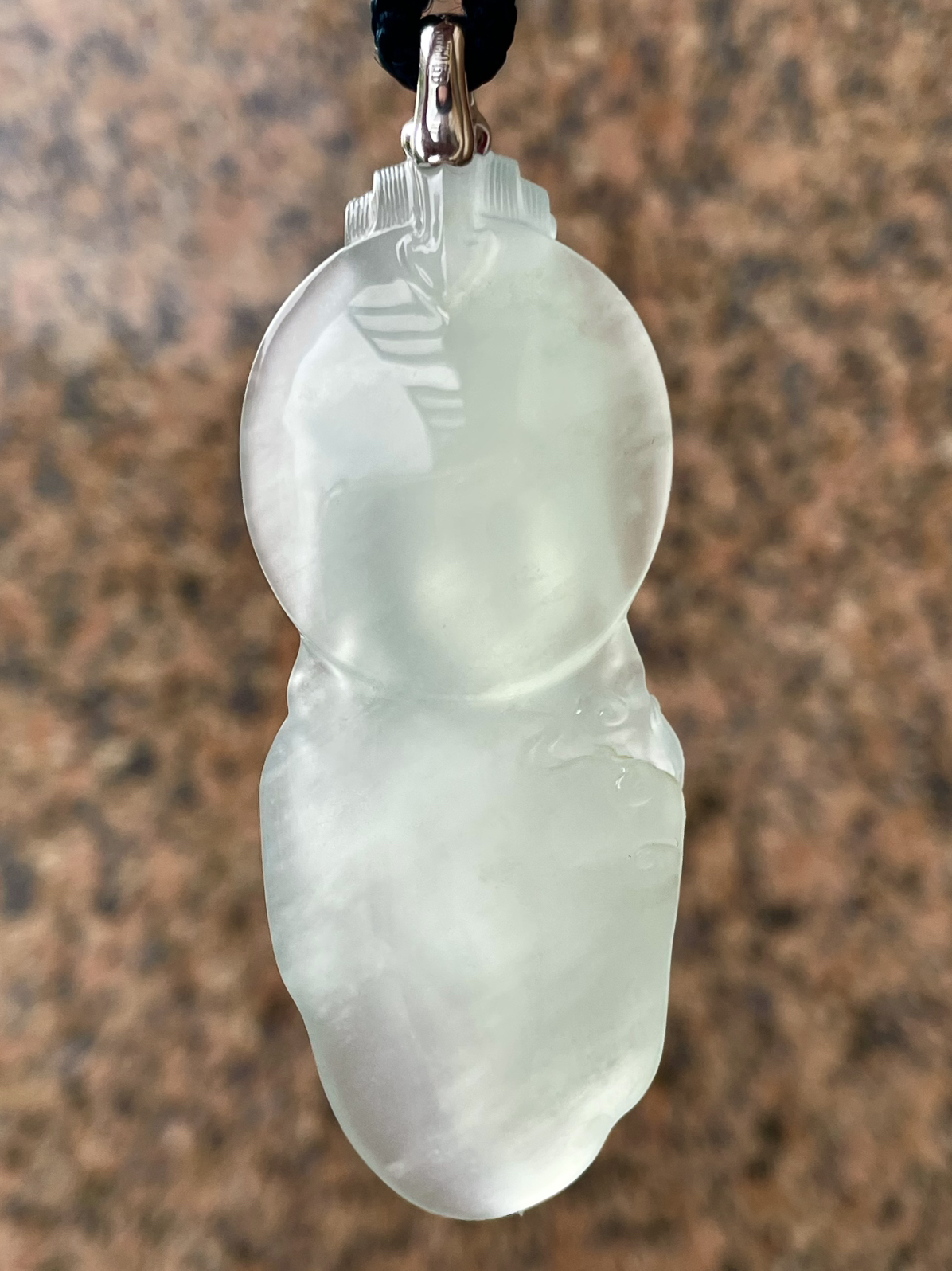 【冰种观音佛头】种水很不错，冰感明显，面部纯净，大件厚装，可以收藏的品质。18k金钻镶嵌，裸石尺寸64.7*25*13.5毫米