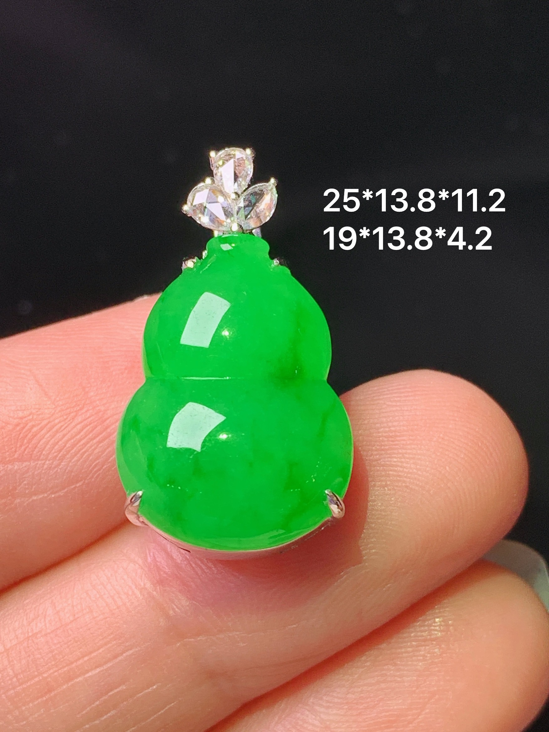 18k金钻镶嵌满绿葫芦吊坠 玉质细腻 色泽艳丽清新 整体尺寸25*13.8*11.2 f1