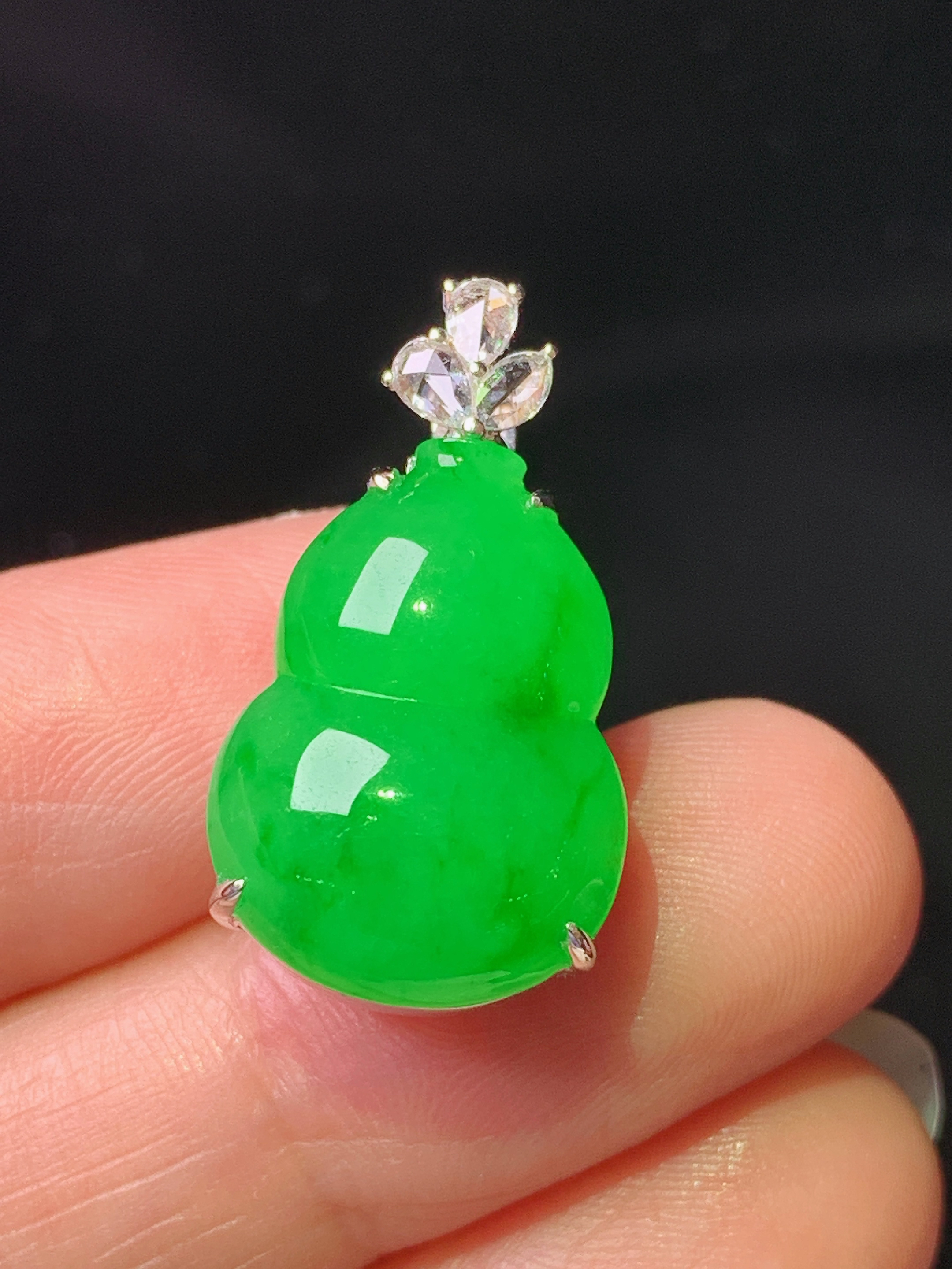 18k金钻镶嵌满绿葫芦吊坠 玉质细腻 色泽艳丽清新 整体尺寸25*13.8*11.2 f1