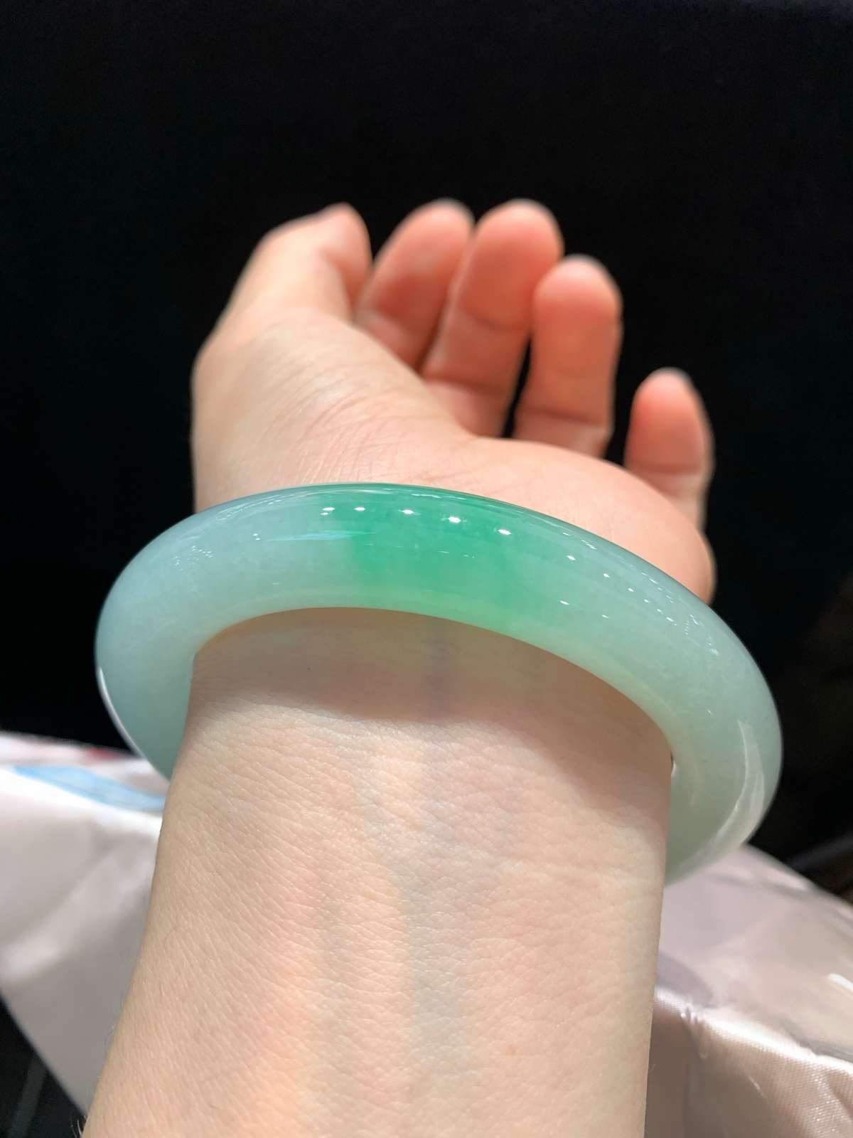 尺寸58.3/12.1，冰种圆条带色手镯
水润细腻 种老