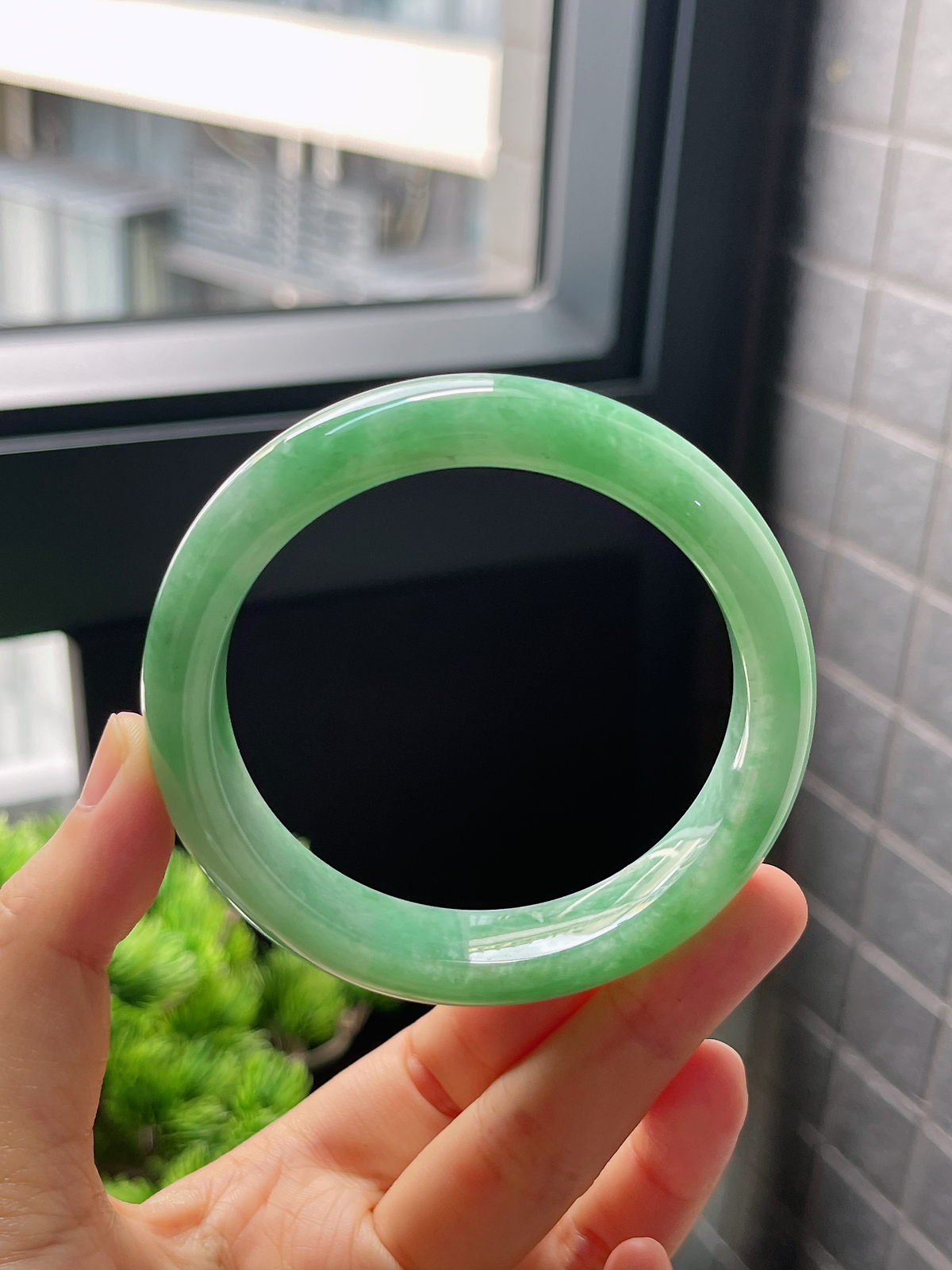 圈口57.5，糯化种满绿飘花翡翠正圈手镯