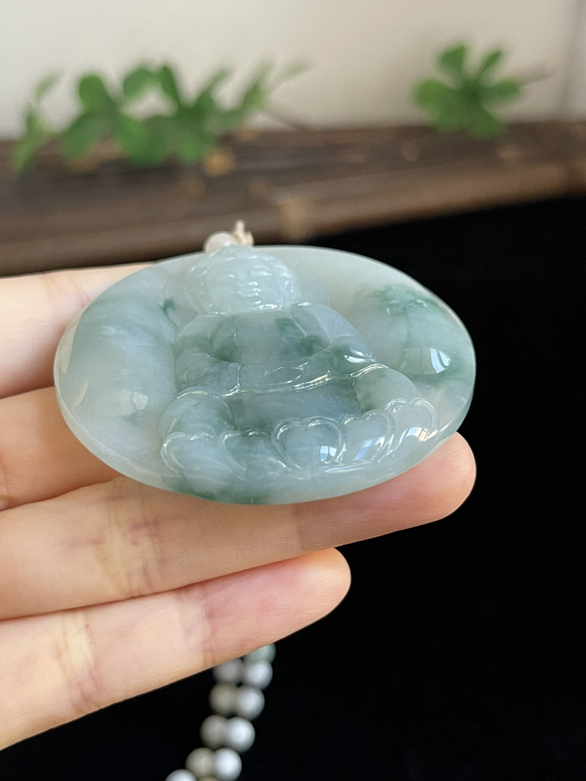 翡翠糯化种飘绿吊坠，配珠未测
