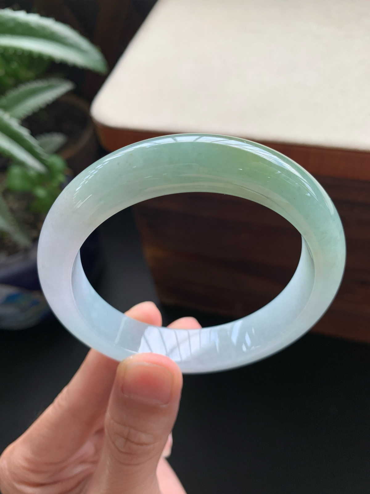 56.1圈口湖水绿正圈手镯
