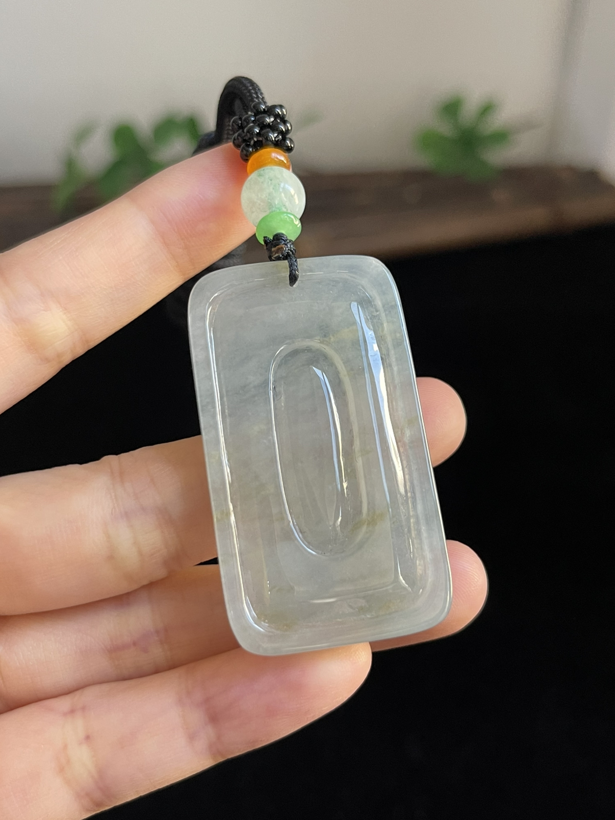 翡翠冰糯种淡黄色吊坠，配珠未测