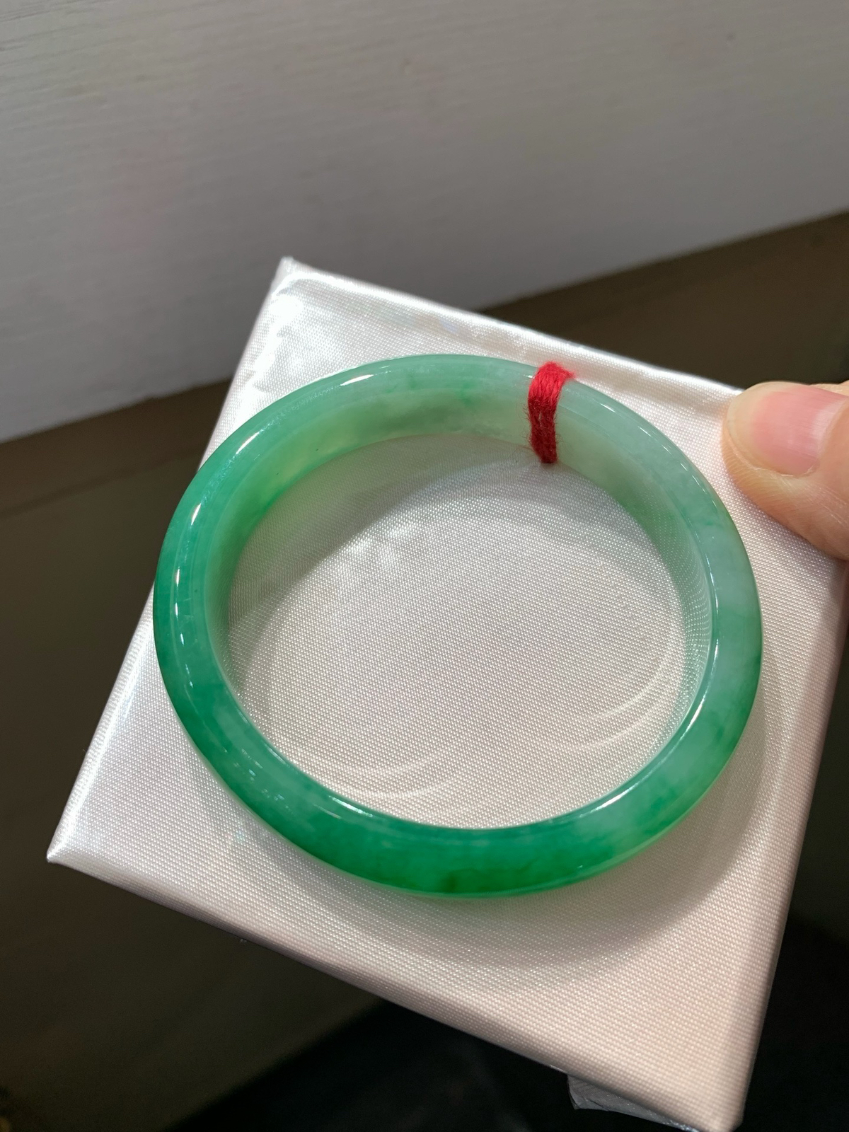 尺寸53.4/12.4/6.9，辣绿贵妃镯
水润细腻 有种有色