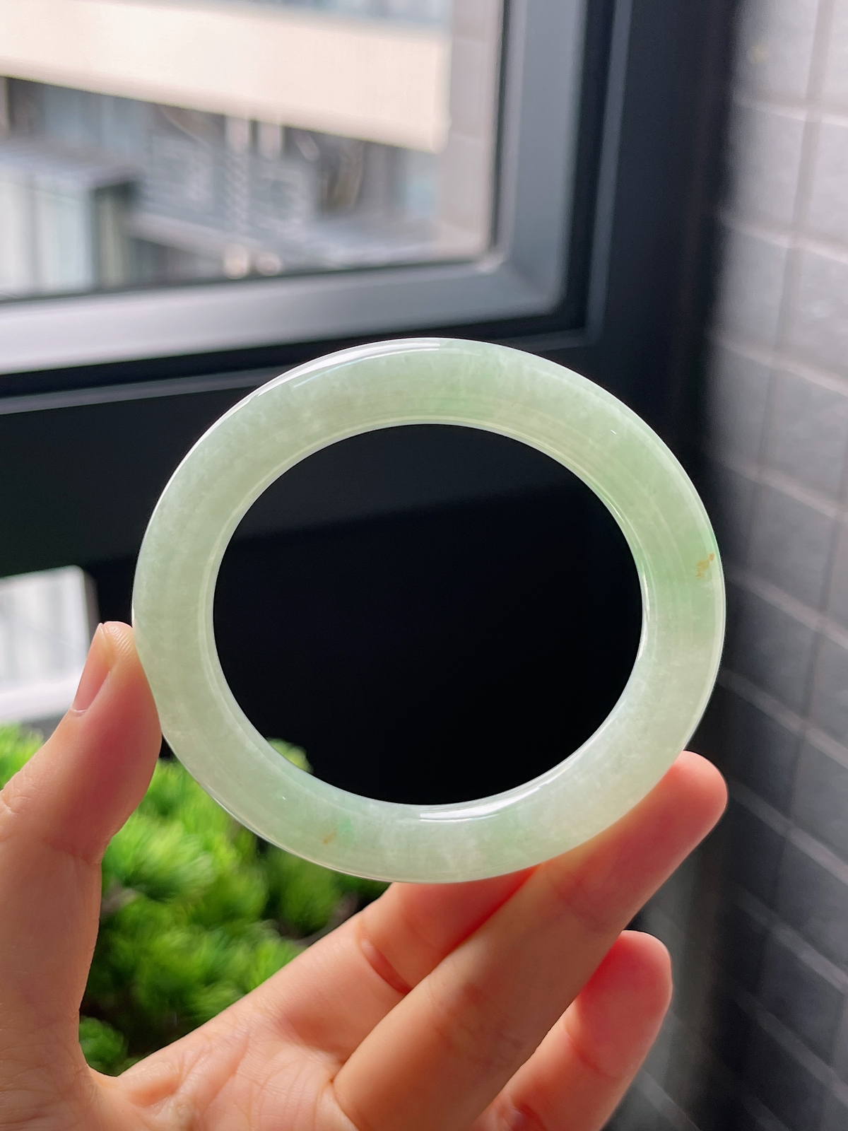 52.8，冰糯种浅绿色翡翠圆条手镯