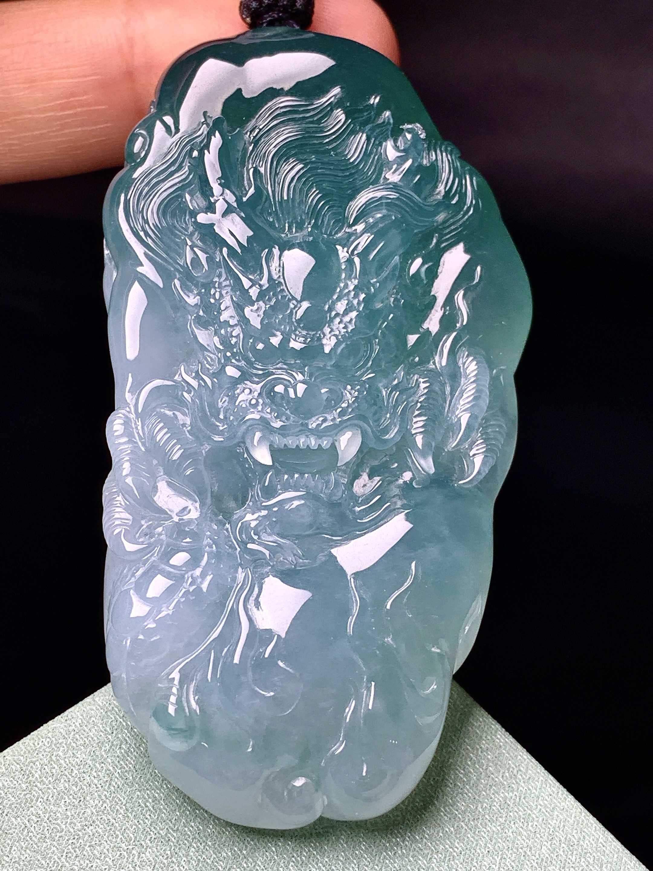 飘蓝龙牌吊坠 玉质细腻 色泽艳丽清新 整体尺寸67.3*35.8*11.8 a5