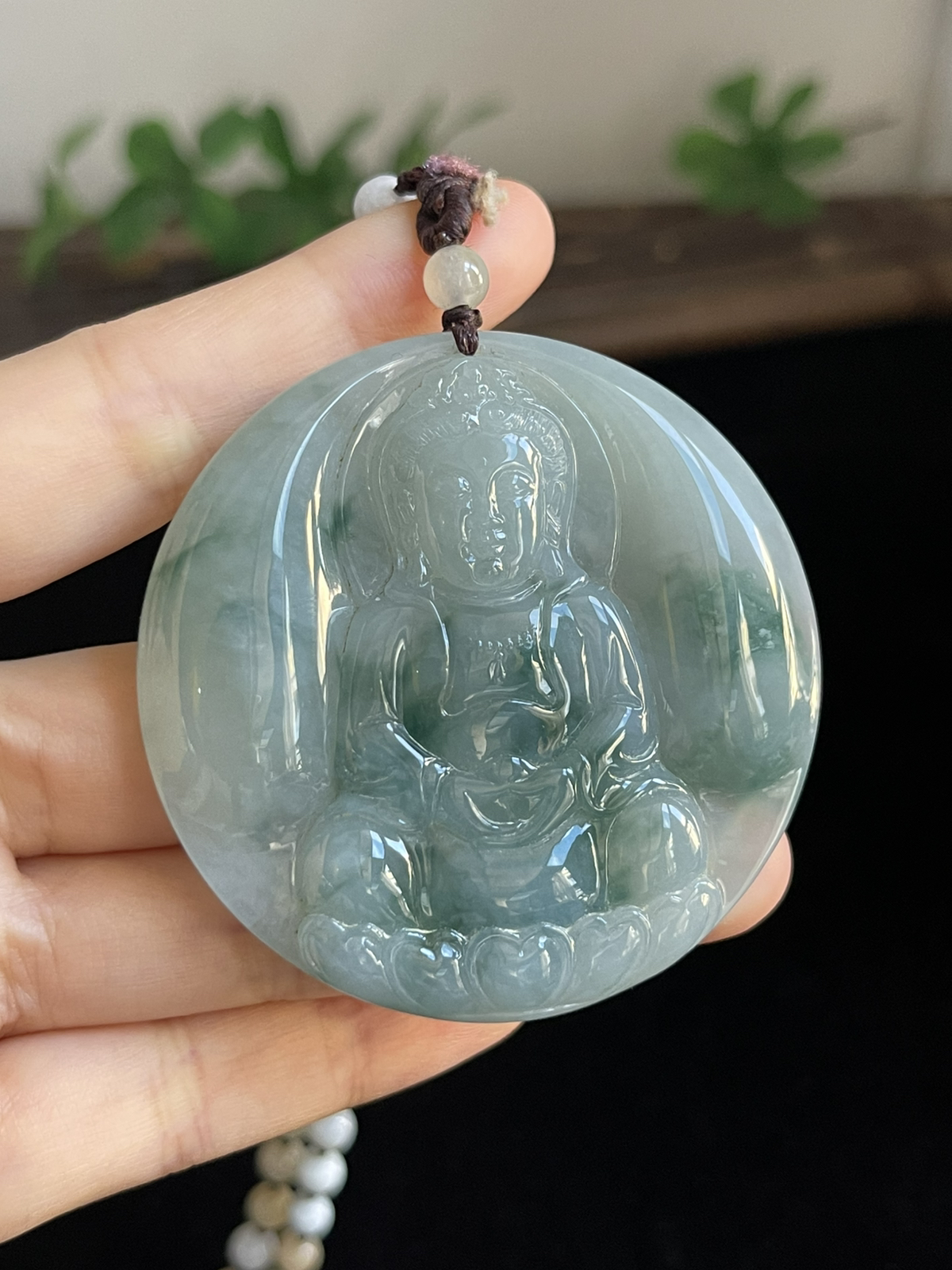 翡翠糯化种飘绿吊坠，配珠未测