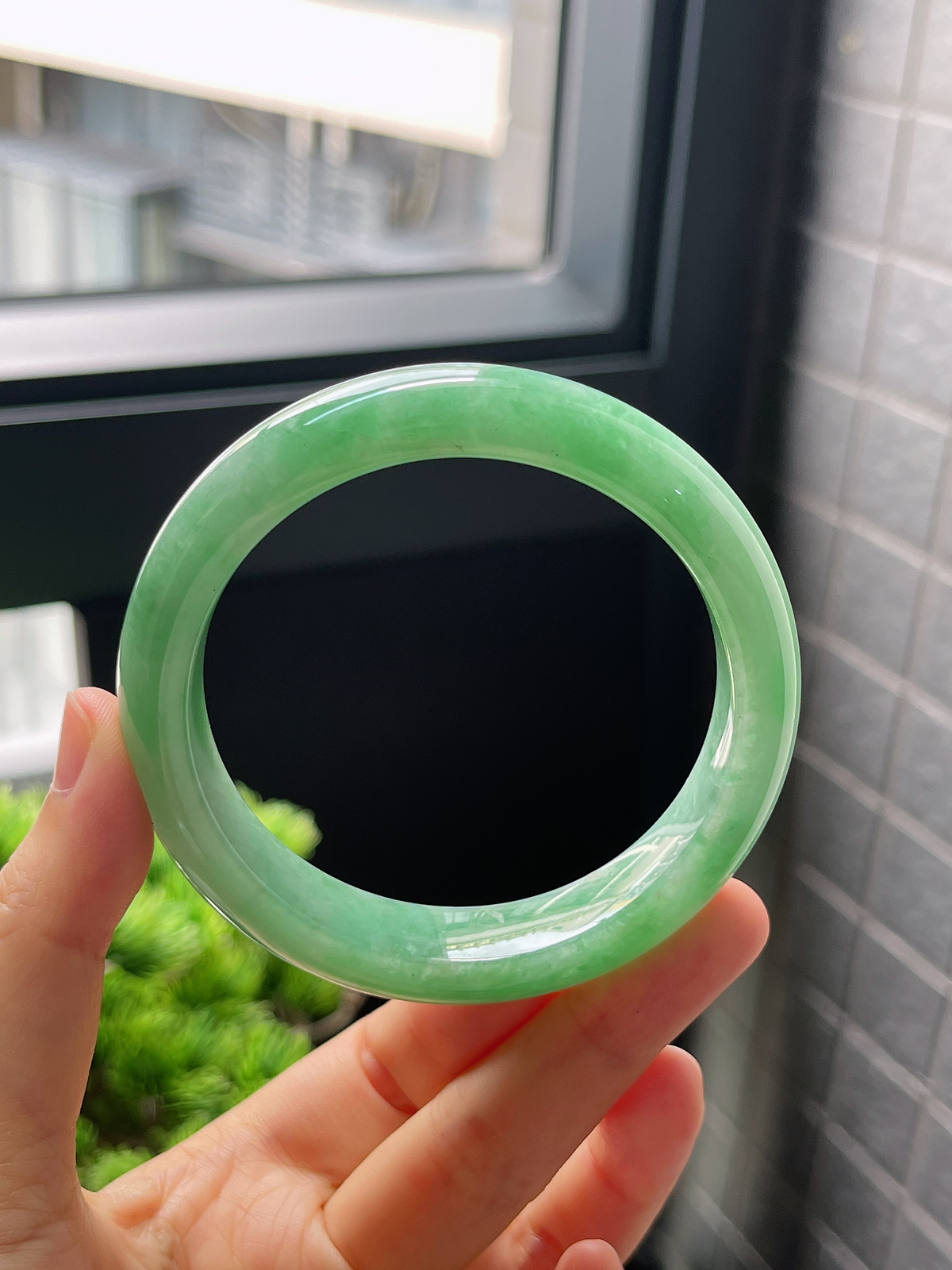 圈口57.5，糯化种满绿飘花翡翠正圈手镯