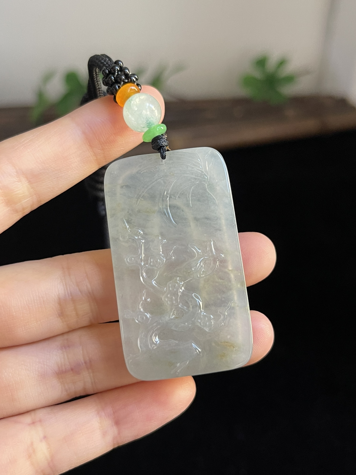 翡翠冰糯种淡黄色吊坠，配珠未测