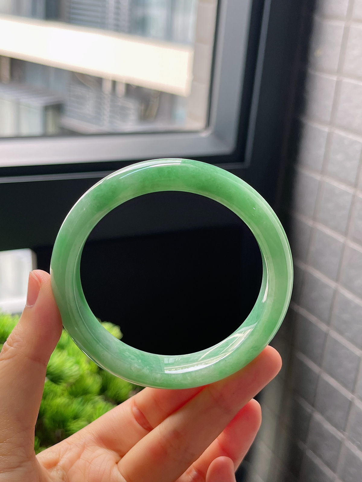 圈口57.5，糯化种满绿飘花翡翠正圈手镯