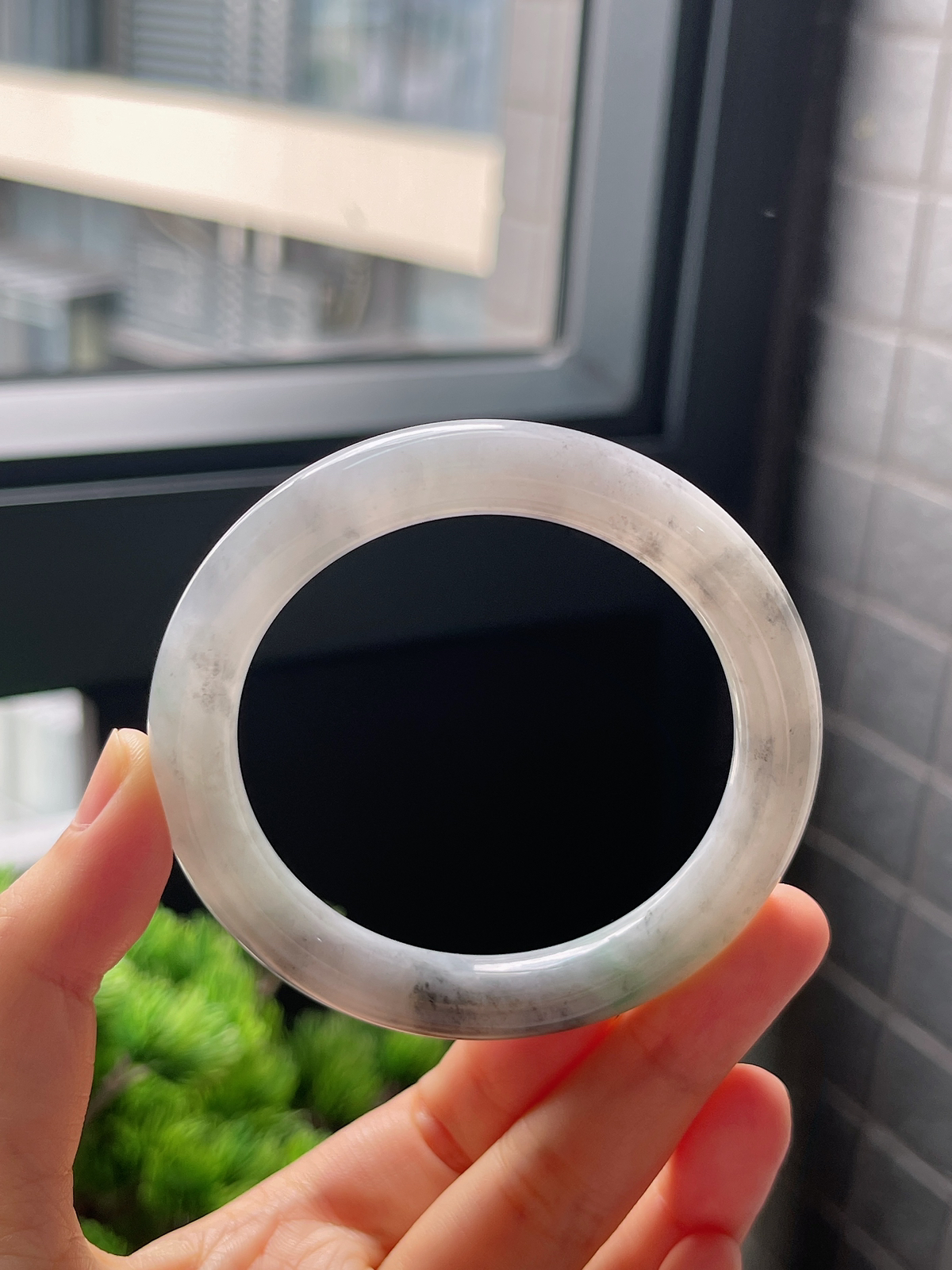 圈口53.4，糯化种飘绿乌鸡翡翠圆条手镯