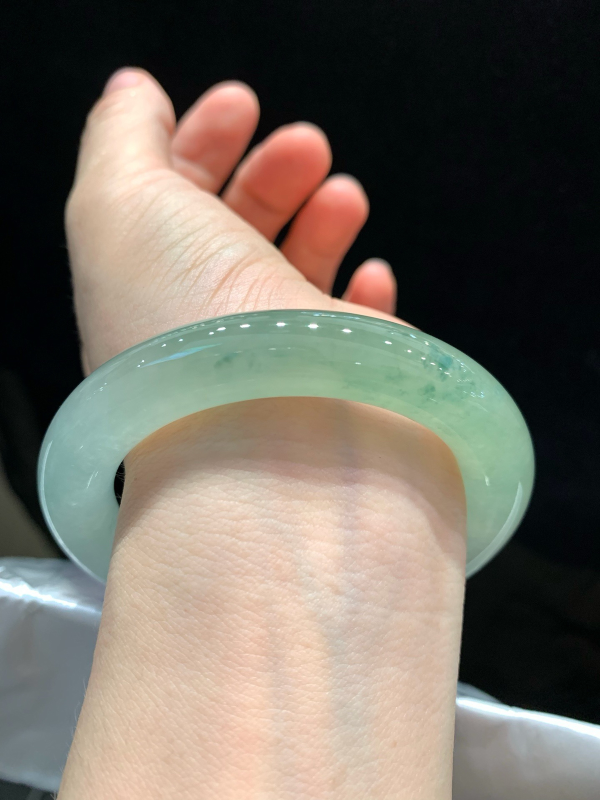 尺寸55.9/10.9/11.1，冰飘花圆条手镯
水润细腻 清新甜美