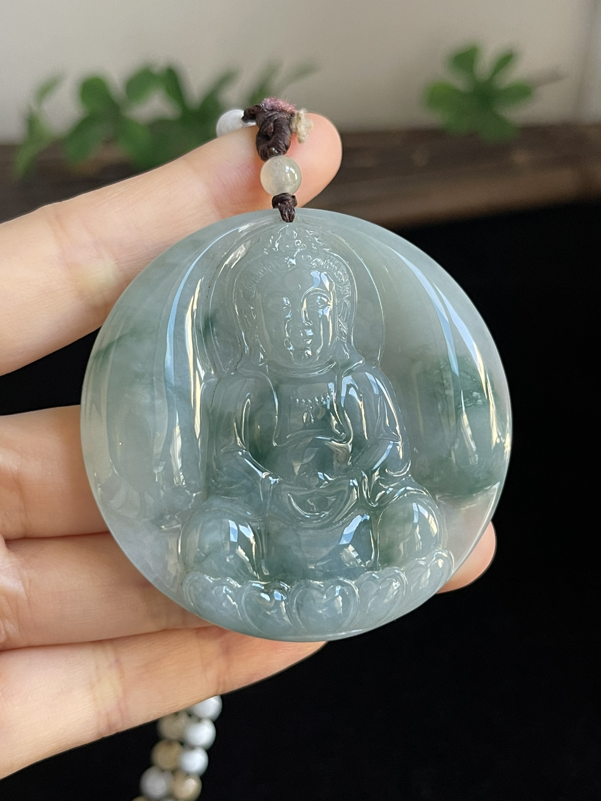 翡翠糯化种飘绿吊坠，配珠未测