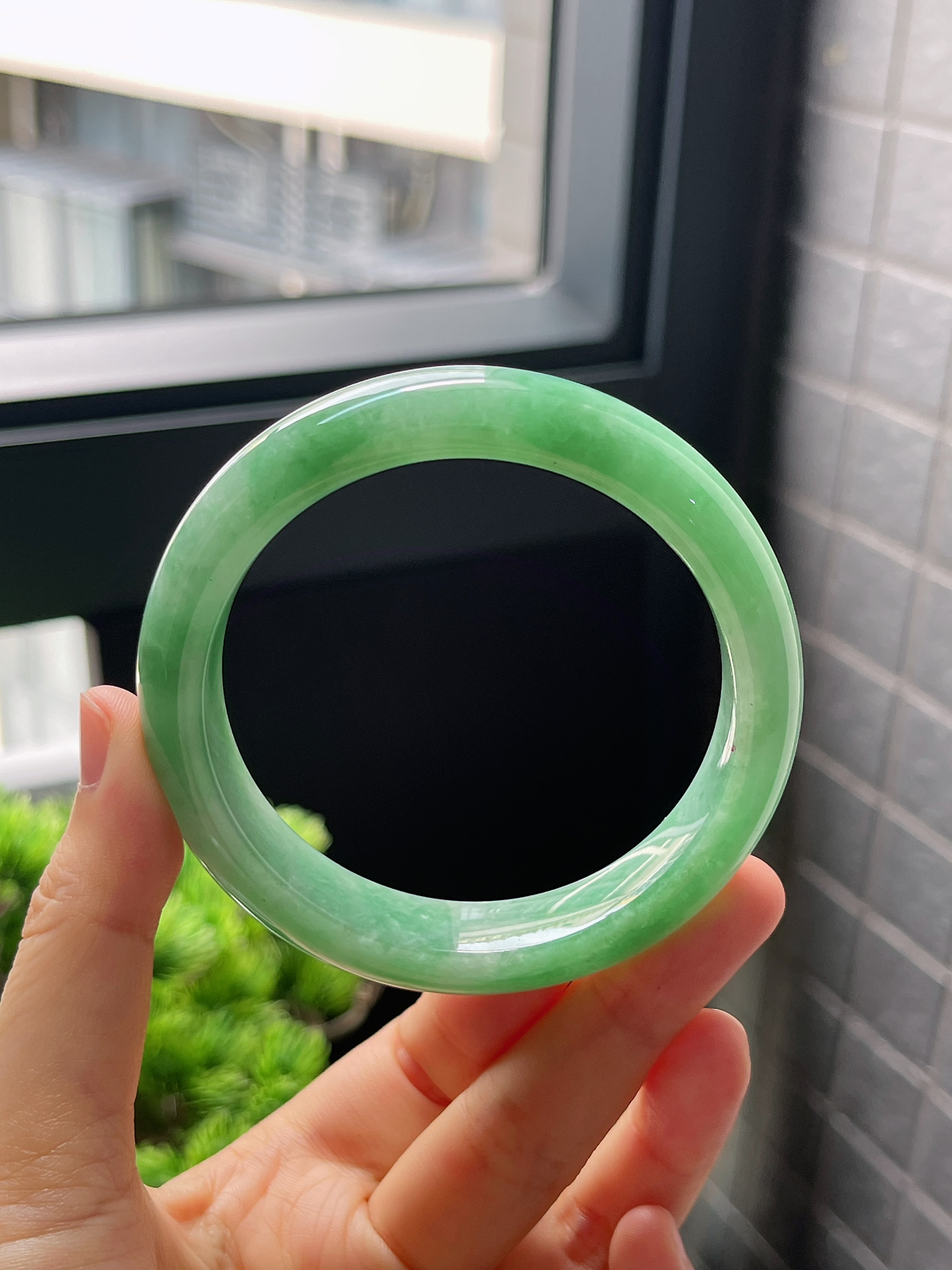 圈口57.5，糯化种满绿飘花翡翠正圈手镯