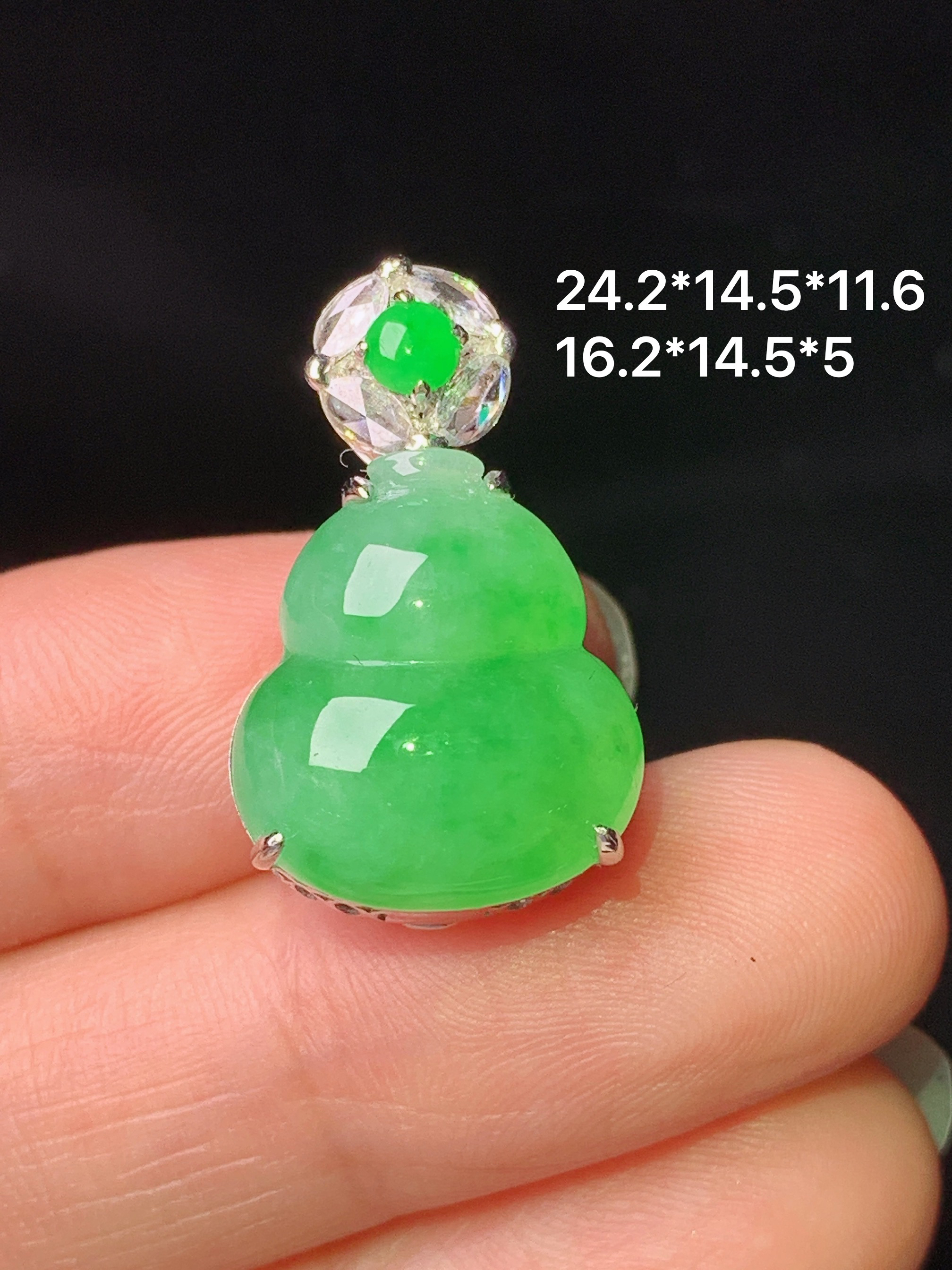 18k金钻镶嵌阳绿葫芦吊坠 玉质细腻 色泽艳丽清新 整体尺寸24.2*14.5*11.6 L3