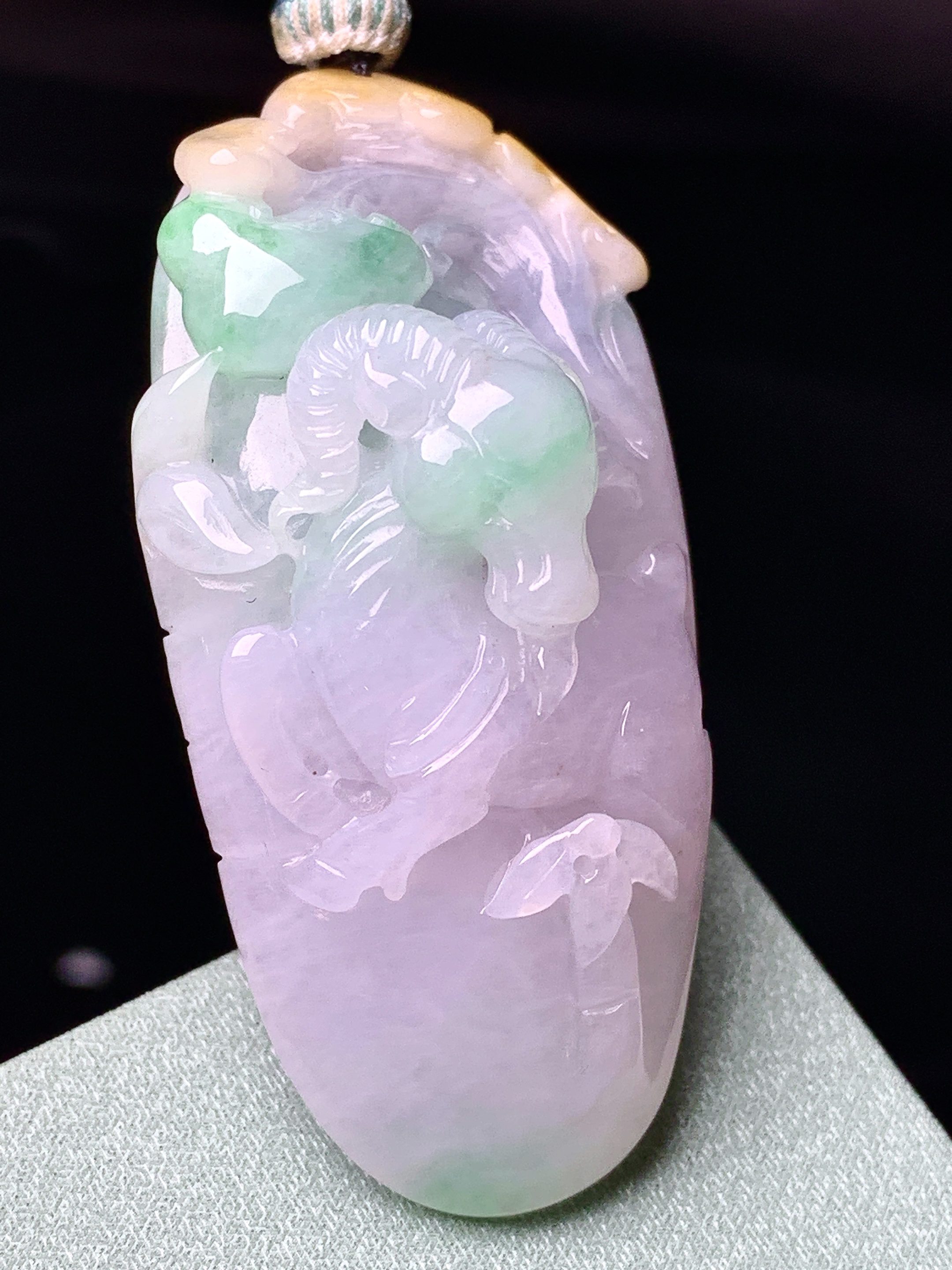 淡春彩羊牌吊坠 玉质细腻 色泽艳丽清新 整体尺寸53*25.6*18.8 A5