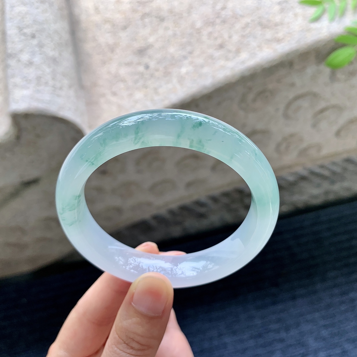 正圈 圈口57.3/12.8/8.5 编码A1070927 描述冰糯飘花，水润，种老，细腻，打灯有絮线