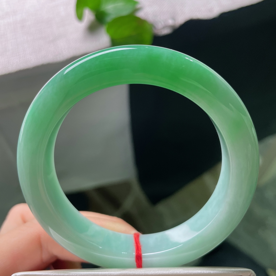 57/12.8/10.1，飘绿正圈，无裂，胶润玉底澄澈清爽，一截鲜翠沁透镯身，上手顺滑冰凉，自带沁人