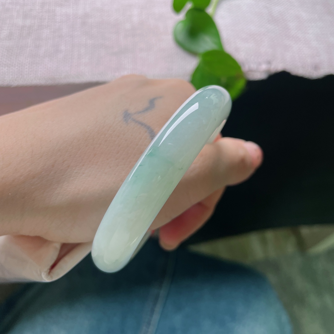 绿底飘花正圈。无裂，淡晴水玉镯轻携写意飘花，温润雅致，举手投足尽显温柔优雅。ss53884a