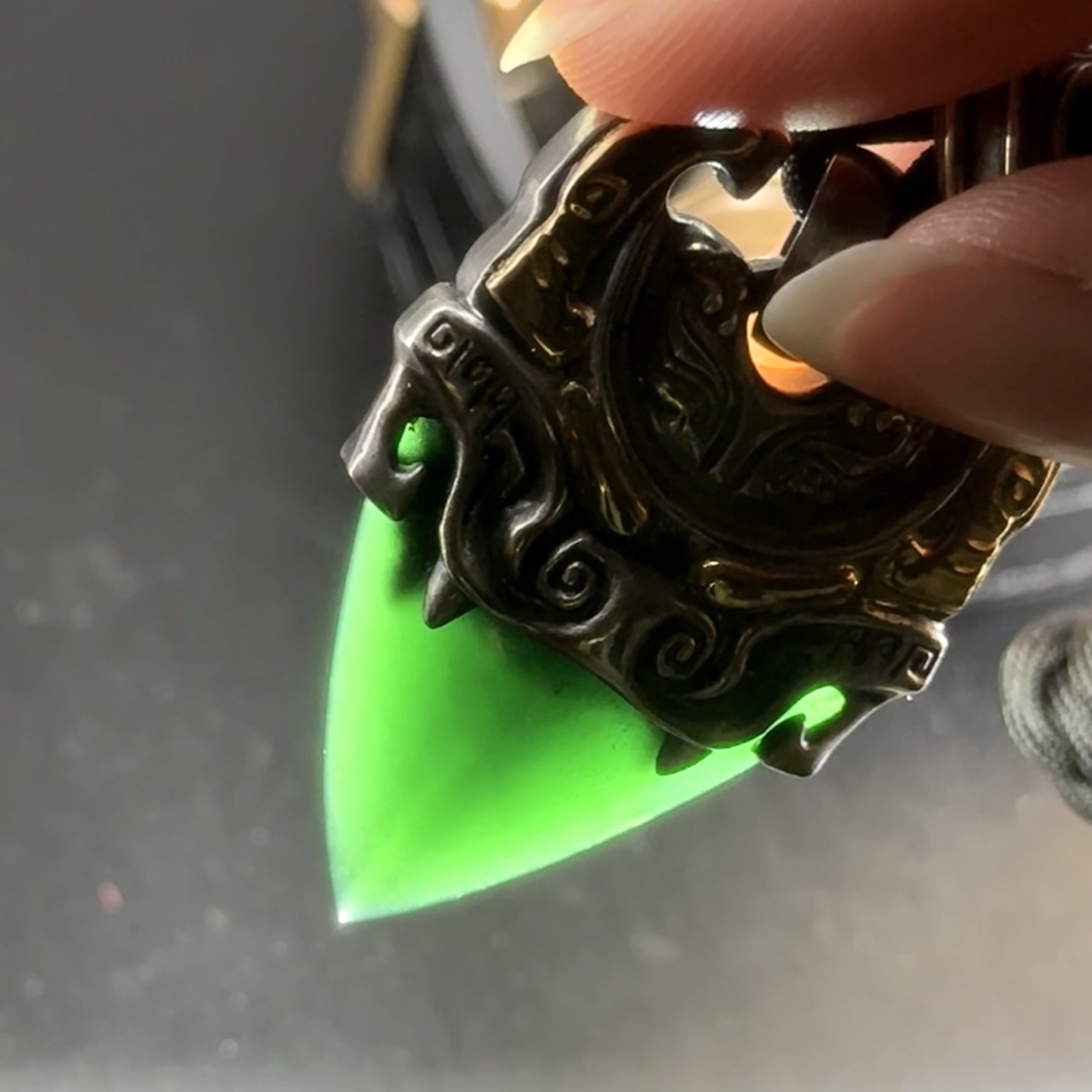 精品墨翠特色吊坠 镶嵌材质黄色的是18k金 银色部分是952银 种好色正 个性独特 打灯通透 油性十足