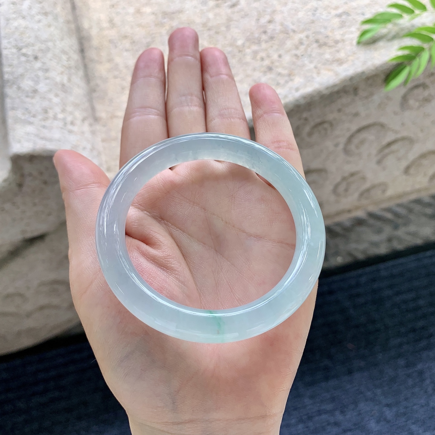 圆条53 54，圈口54.9/9.7/9，编码LX071024，糯冰飘绿，水润，种老，细腻，有纹线