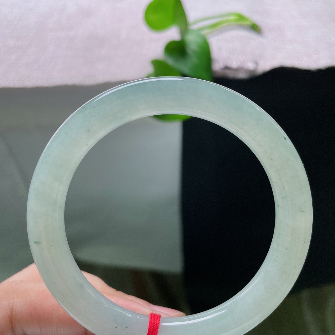55.4/8.8，飘花圆条，晶体纹，玉质通透清亮，零星飘花散落玉间，温润的质感简约，腕间尽显清冷温婉的东方气质。ss55921a