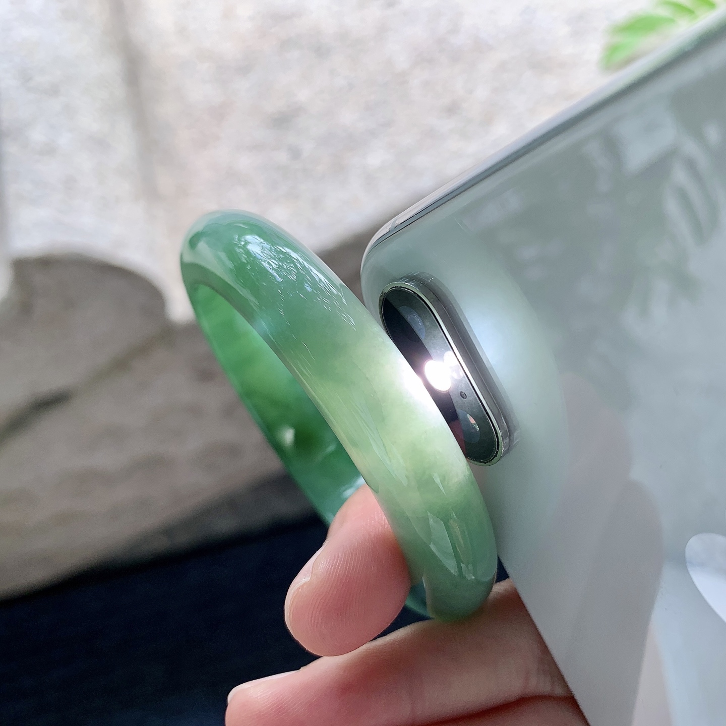 正圈51 52【圈口】52/11.2/7.9【编码】W6071056【描述】糯冰辣绿，水润，种老，细腻，打灯有絮线