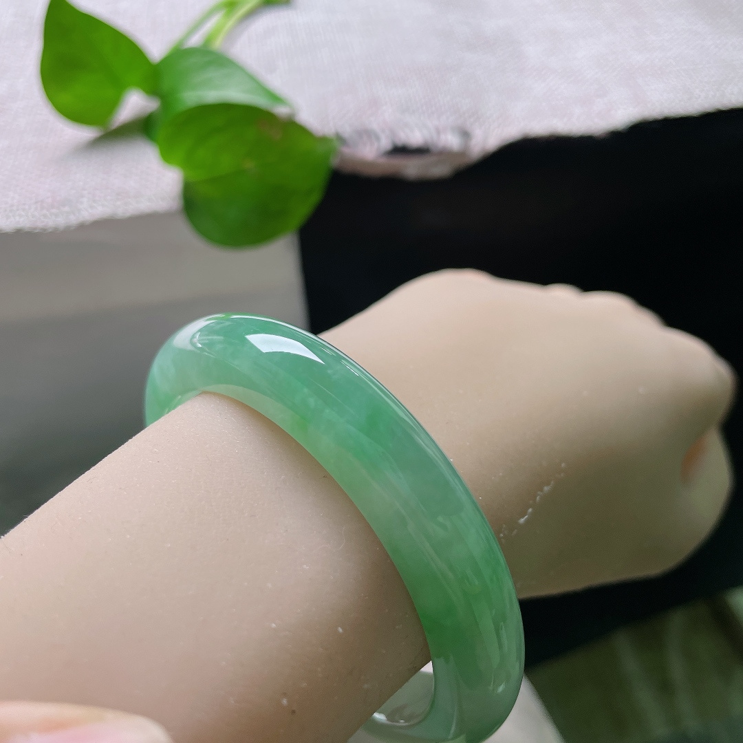 绿底正圈，青翠欲滴，种老，水头好，灿若盛夏，晶体，55840a