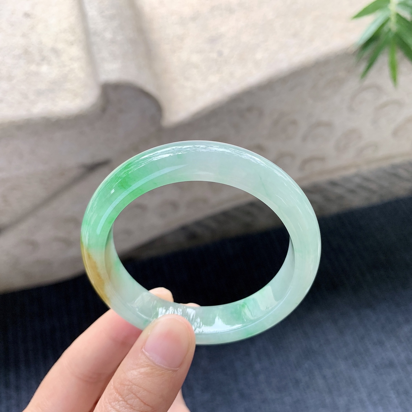 正圈51 52【圈口】52/12.5/8【编码】B2070848【描述】冰糯黄加绿，水润，种老，细腻，有棉纹