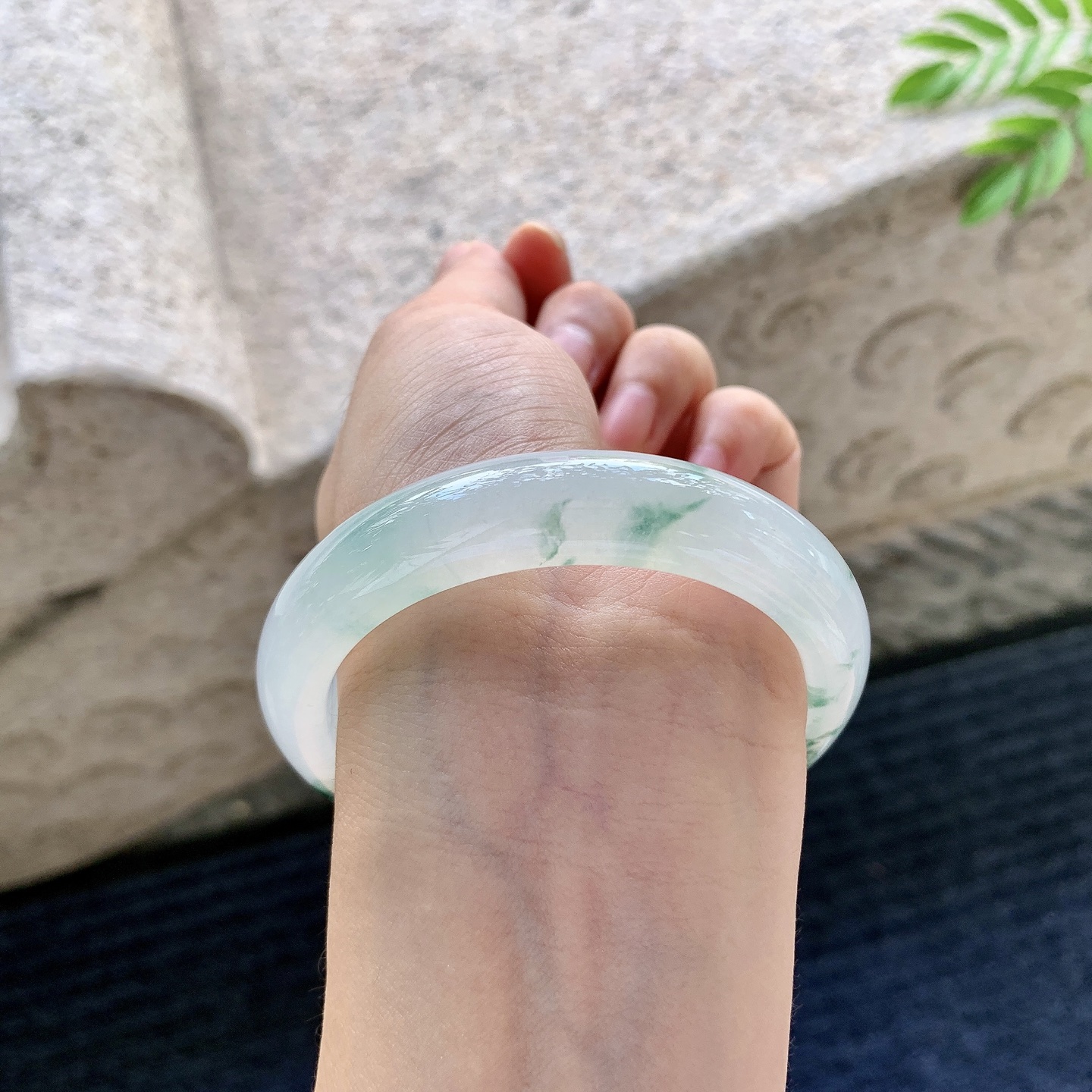 正圈54 55【圈口】55.4/12.7/8.4【编码】BA071004【描述】冰糯飘花，水润，种老，细腻，打灯有棉线