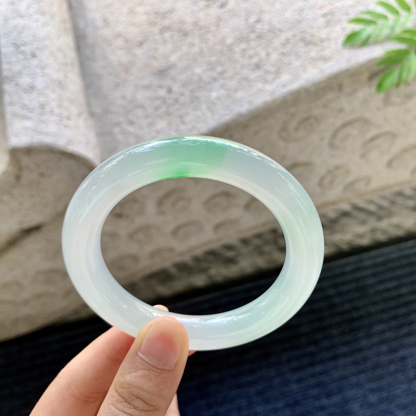 圆条54 55，冰糯飘阳绿，水润，种老，细腻，打灯有絮线