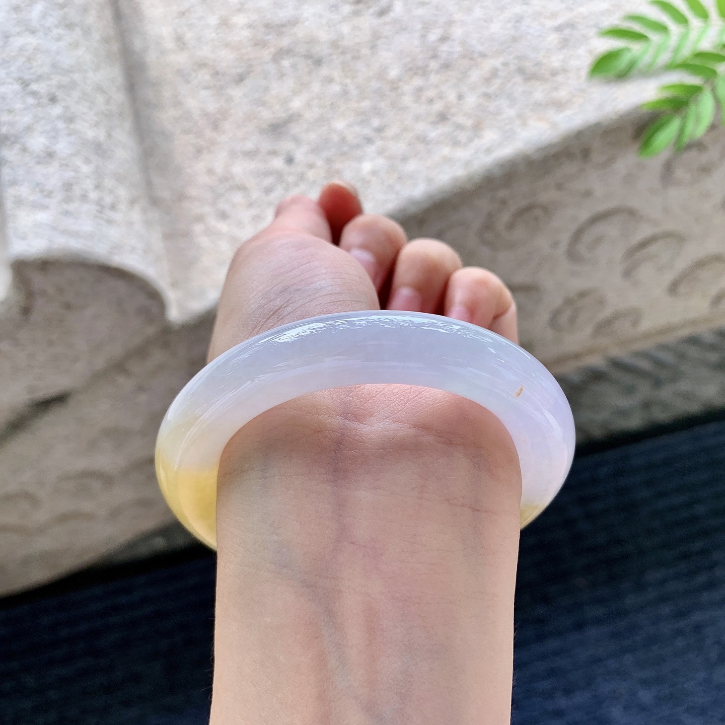 圆条53 54，圈口54.1/10.6/11，编码BA071003，描述冰糯飘黄翡，水润，种老，细腻，有纹线
