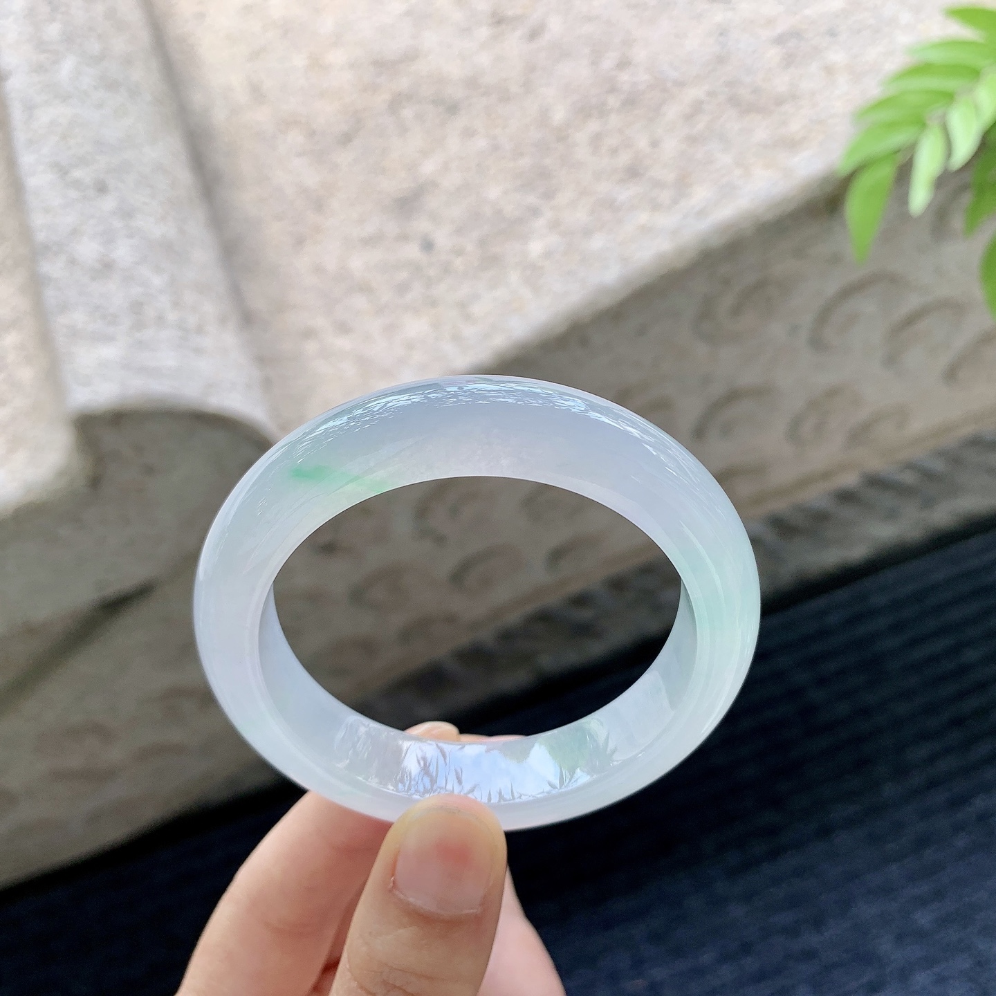 正圈52 53 圈口52/12.4/8.5 编码BA071073 描述糯冰飘飘绿，水润，种老，细腻，打灯有絮线
