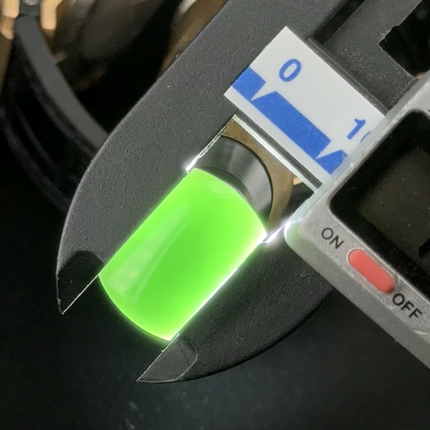 精品墨翠马鞍裸石戒面一枚 种好色正 黑度极好 打灯通透 油性十足