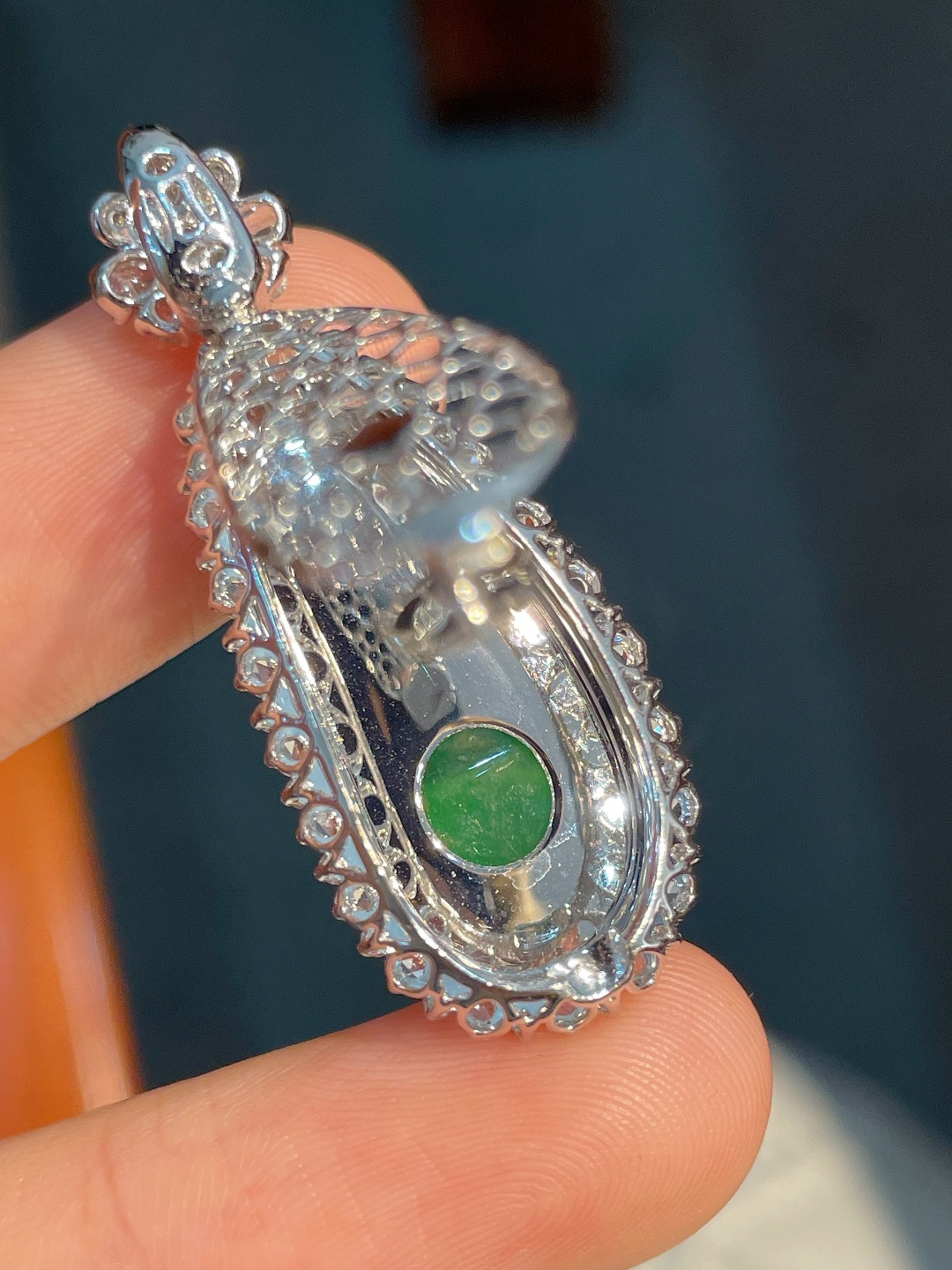 ️阳绿豆子吊坠 无裂 18k金镶嵌，39.6-15.7-10.1