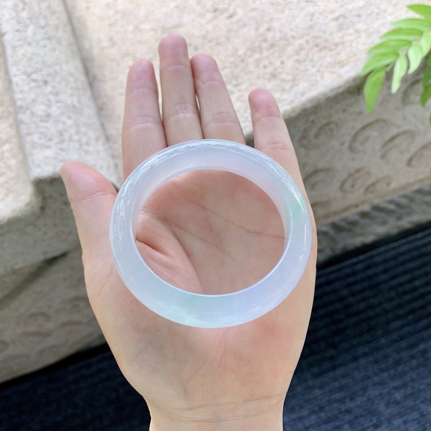 正圈52 53 圈口52/12.4/8.5 编码BA071073 描述糯冰飘飘绿，水润，种老，细腻，