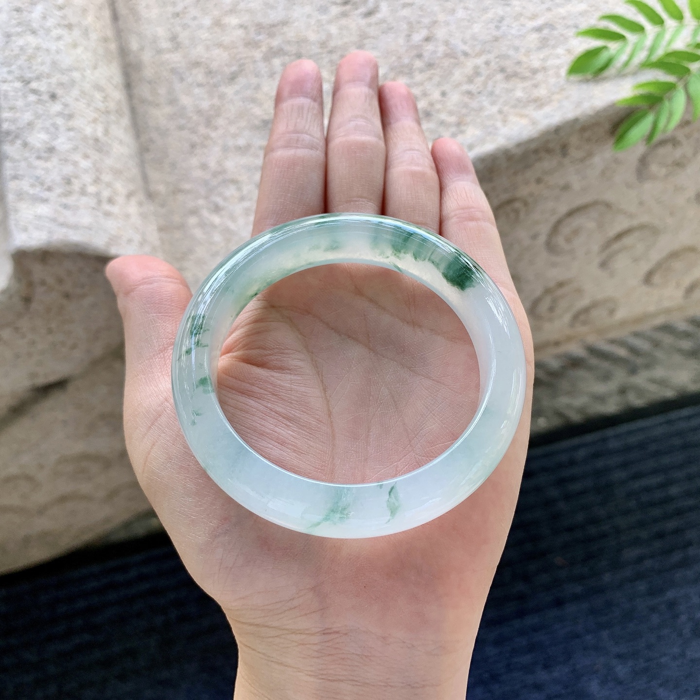 正圈54 55【圈口】55.4/12.7/8.4【编码】BA071004【描述】冰糯飘花，水润，种老，细腻，打灯有棉线