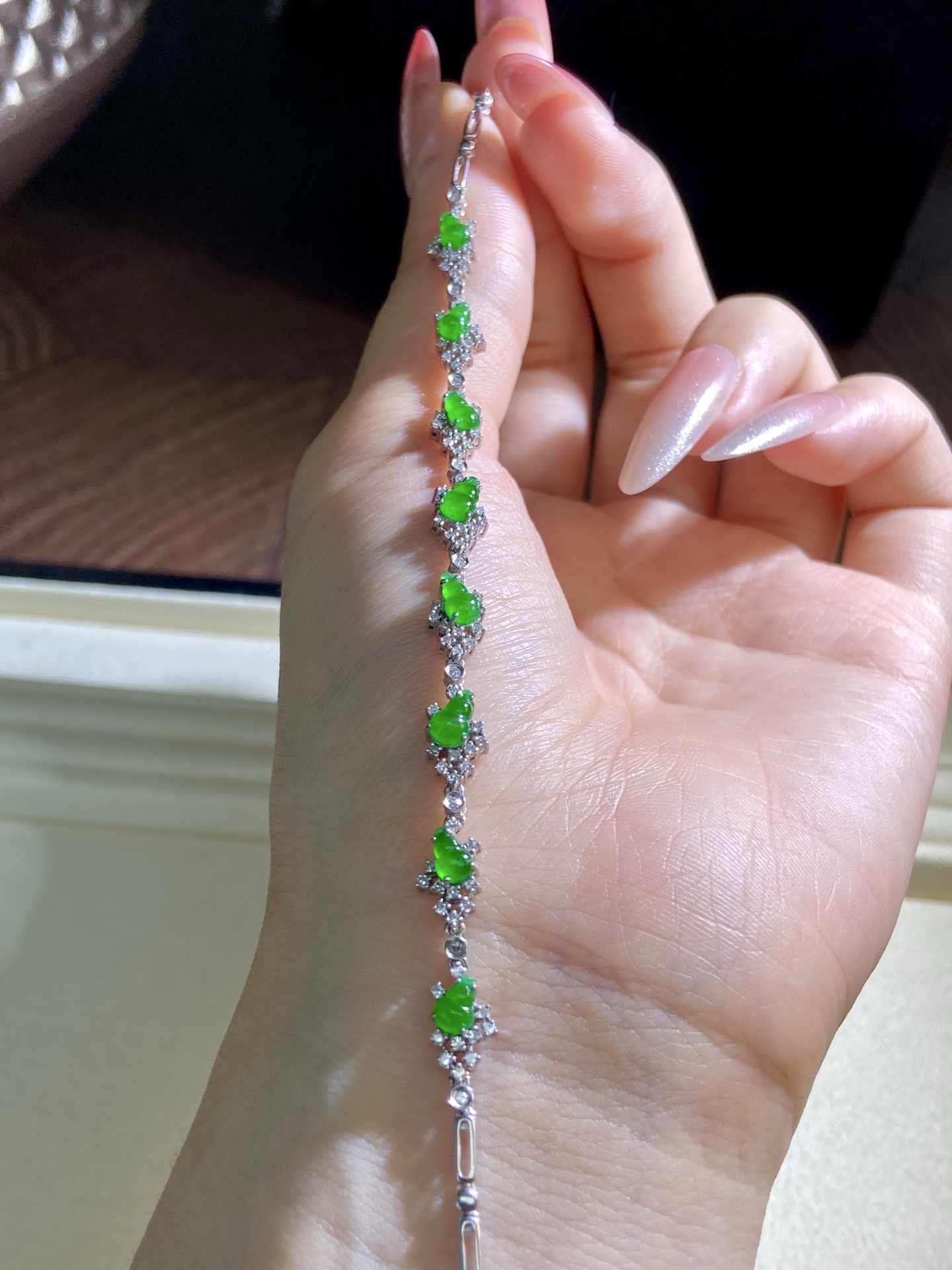 冰种阳绿葫芦手链，尺寸精致又年轻，贵气度刚刚好，把葫芦的灵气完全衬出来，上手温婉显贵：11.4-6.1-3.8，裸石：6.7-3.7-2mm