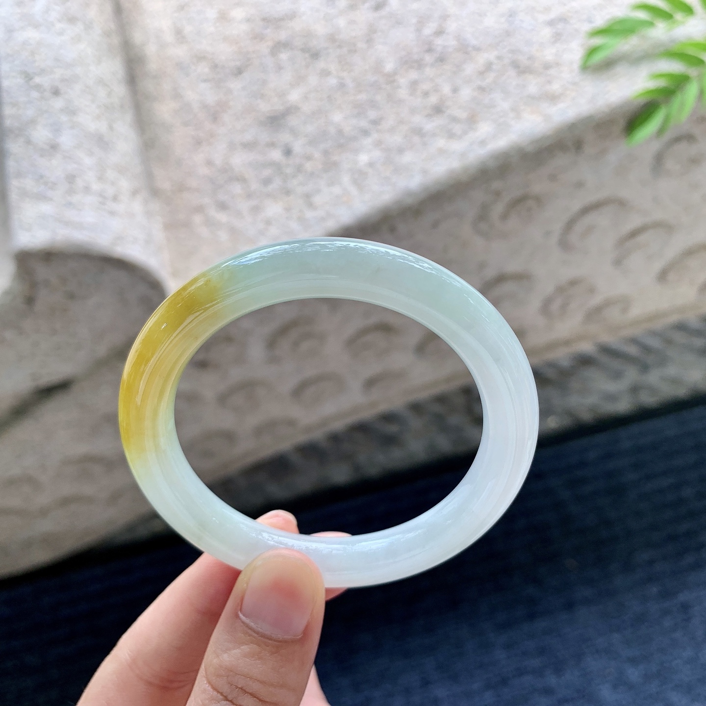 圆条51 52【圈口】52/9.3/9【编码】LX071025【描述】飘黄翡，水润，种老，细腻，打灯有絮线